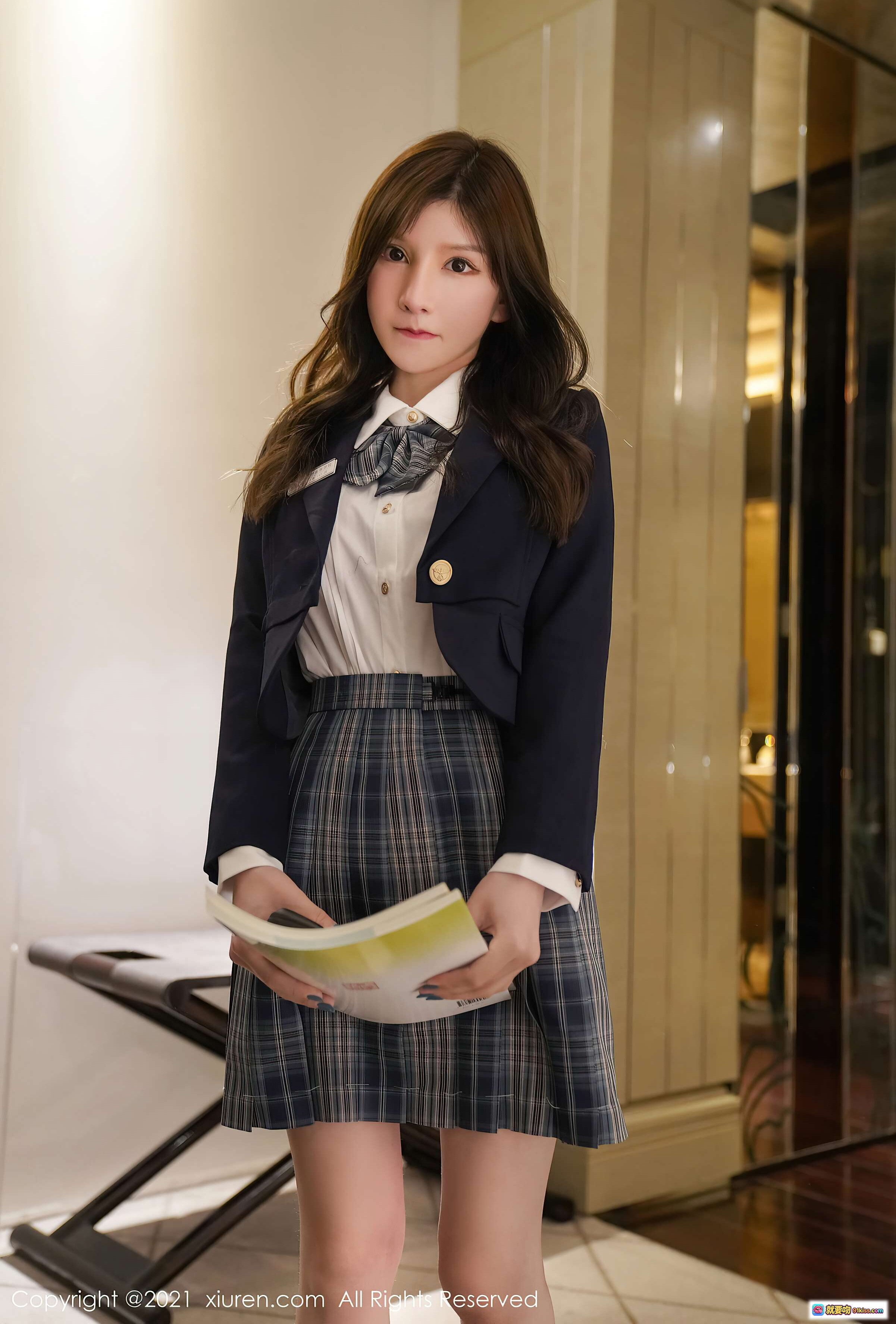 图片[1] - 周于希Sandy校园风制服写真｜格纹短裙+深蓝西装外套｜清新甜美少女感｜XIUREN秀人网2021.03.26 VOL.3247 - 就要吻