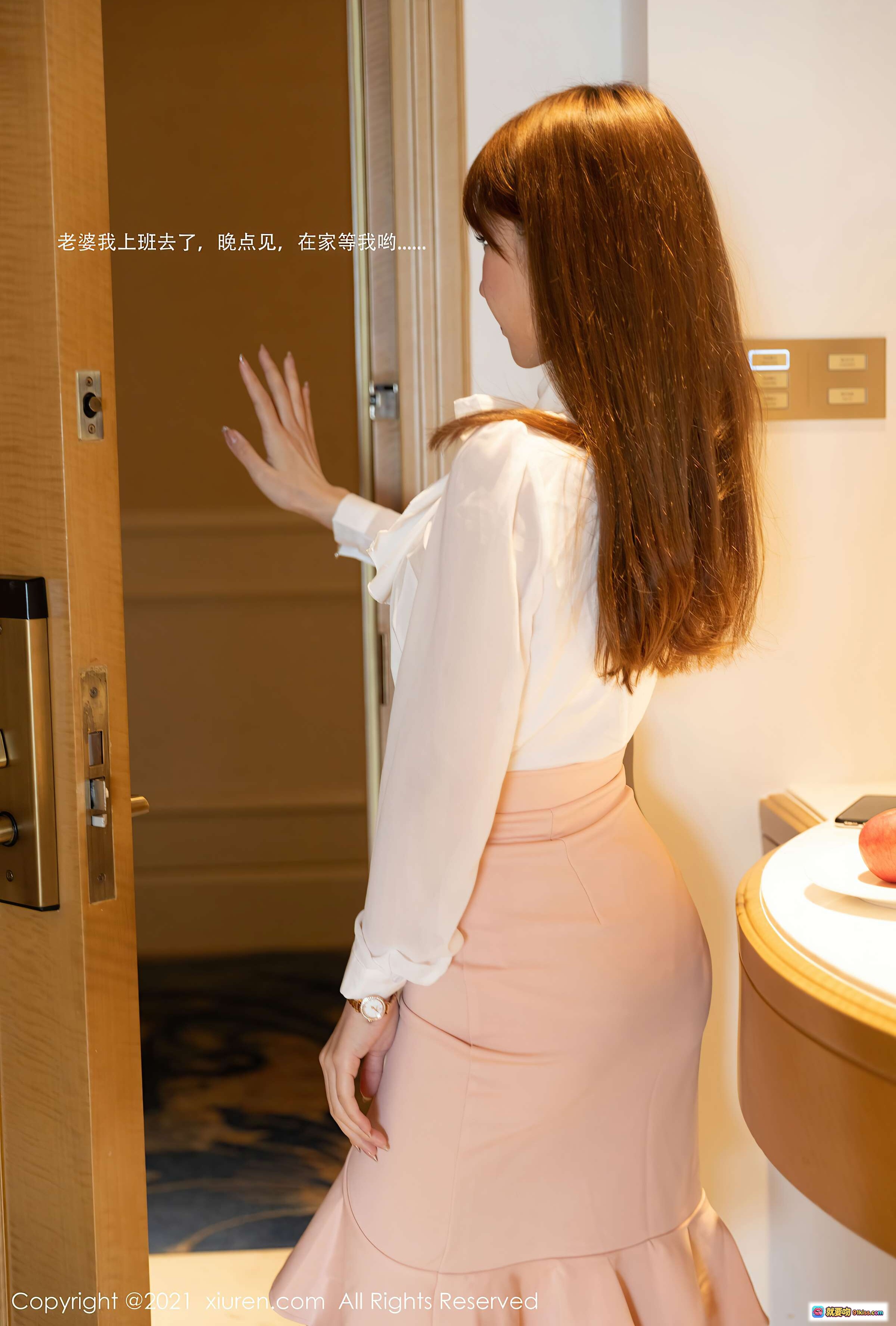 图片[9] - 周于希Sandy优雅白衬衫粉裙高跟美腿写真｜秀人网2021精选时尚室内人像摄影 - 就要吻