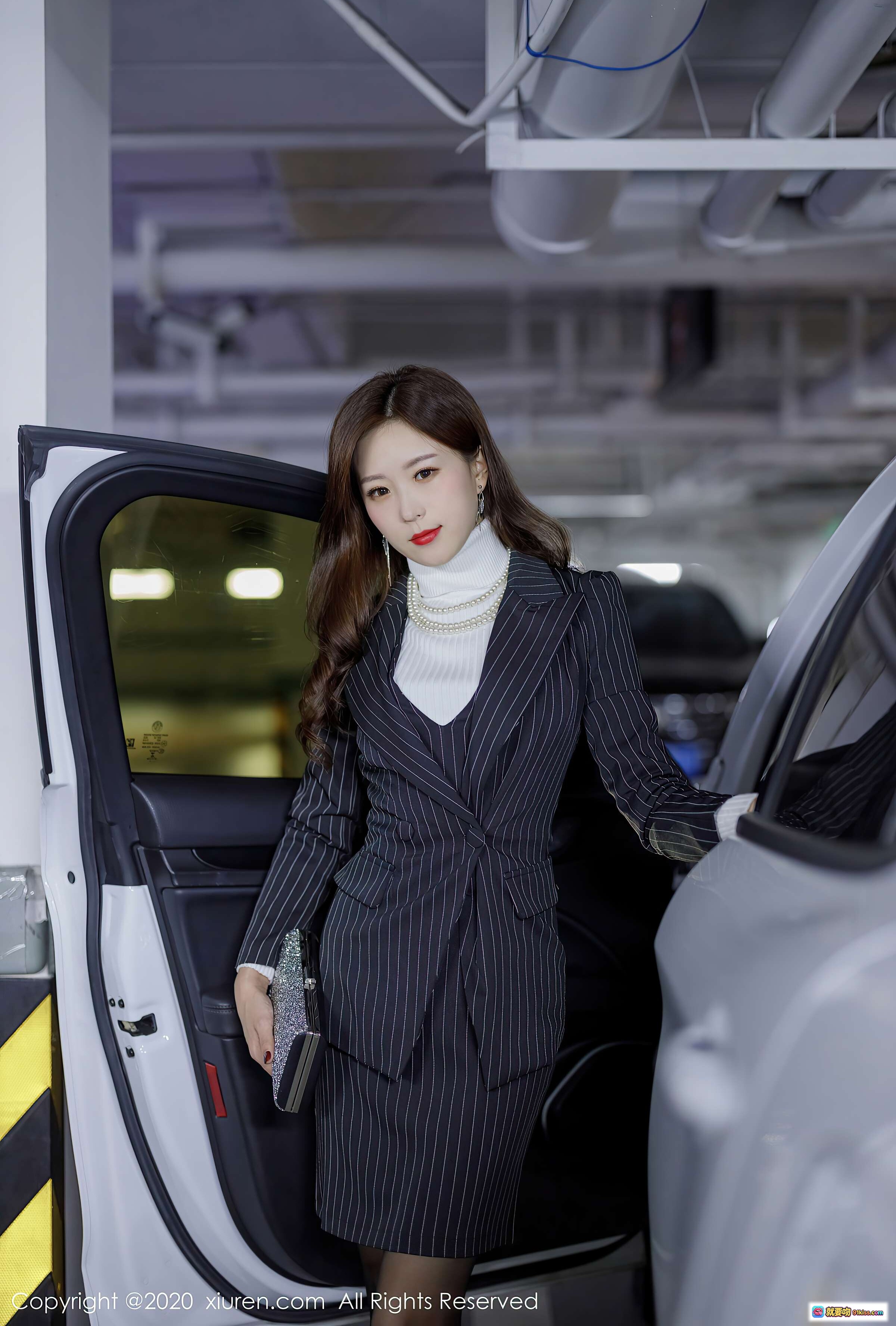 图片[1] - 杨紫嫣Cynthia优雅职场风写真｜条纹西装+黑丝美腿+珍珠项链+居家沙发场景｜XIUREN秀人网2020.12.17 VOL.2910 - 就要吻