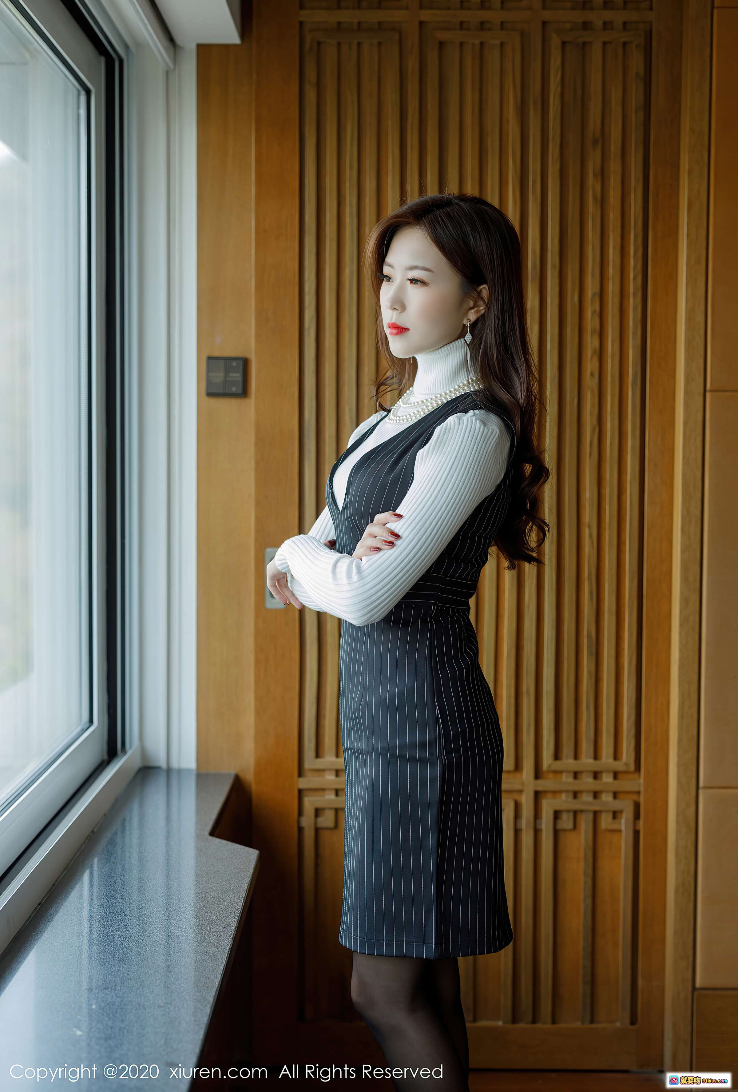 图片[6] - 杨紫嫣Cynthia优雅职场风写真｜条纹西装+黑丝美腿+珍珠项链+居家沙发场景｜XIUREN秀人网2020.12.17 VOL.2910 - 就要吻