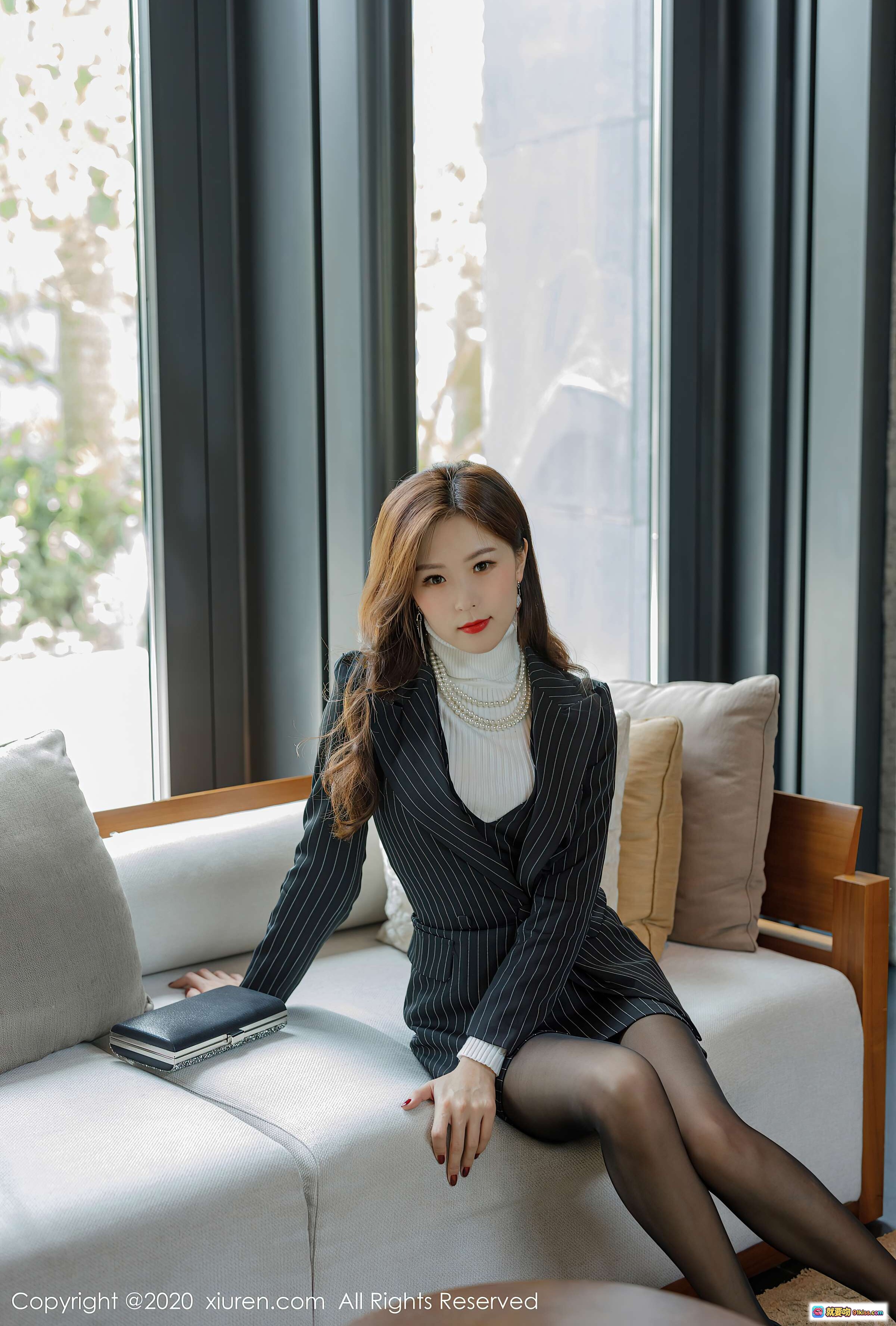 图片[7] - 杨紫嫣Cynthia优雅职场风写真｜条纹西装+黑丝美腿+珍珠项链+居家沙发场景｜XIUREN秀人网2020.12.17 VOL.2910 - 就要吻