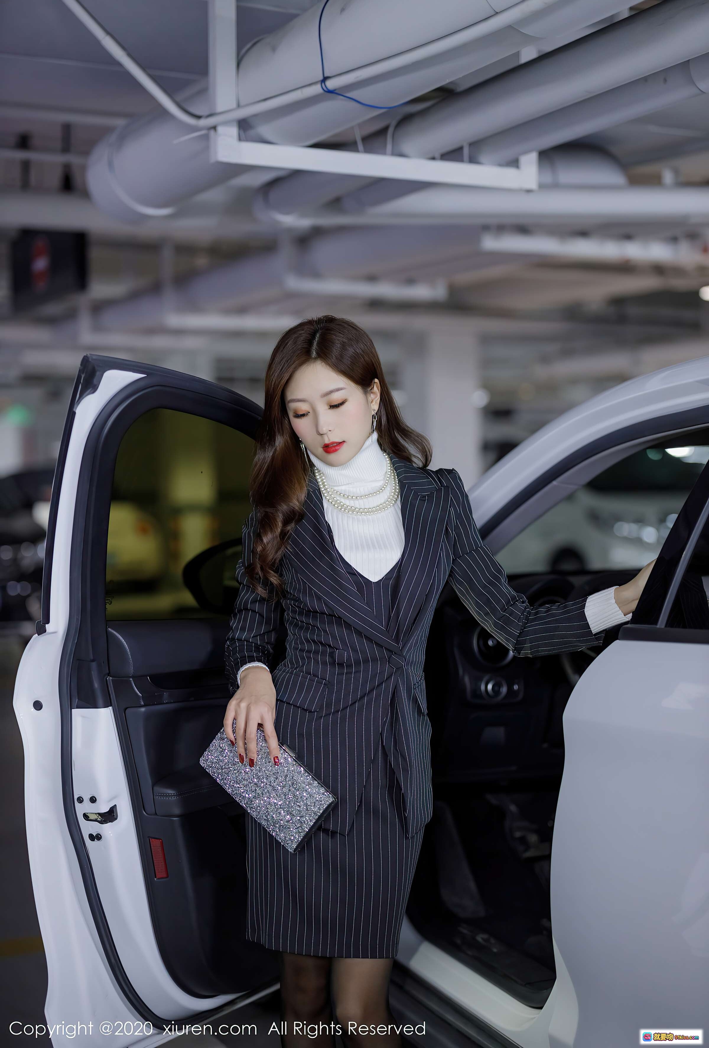 图片[8] - 杨紫嫣Cynthia优雅职场风写真｜条纹西装+黑丝美腿+珍珠项链+居家沙发场景｜XIUREN秀人网2020.12.17 VOL.2910 - 就要吻