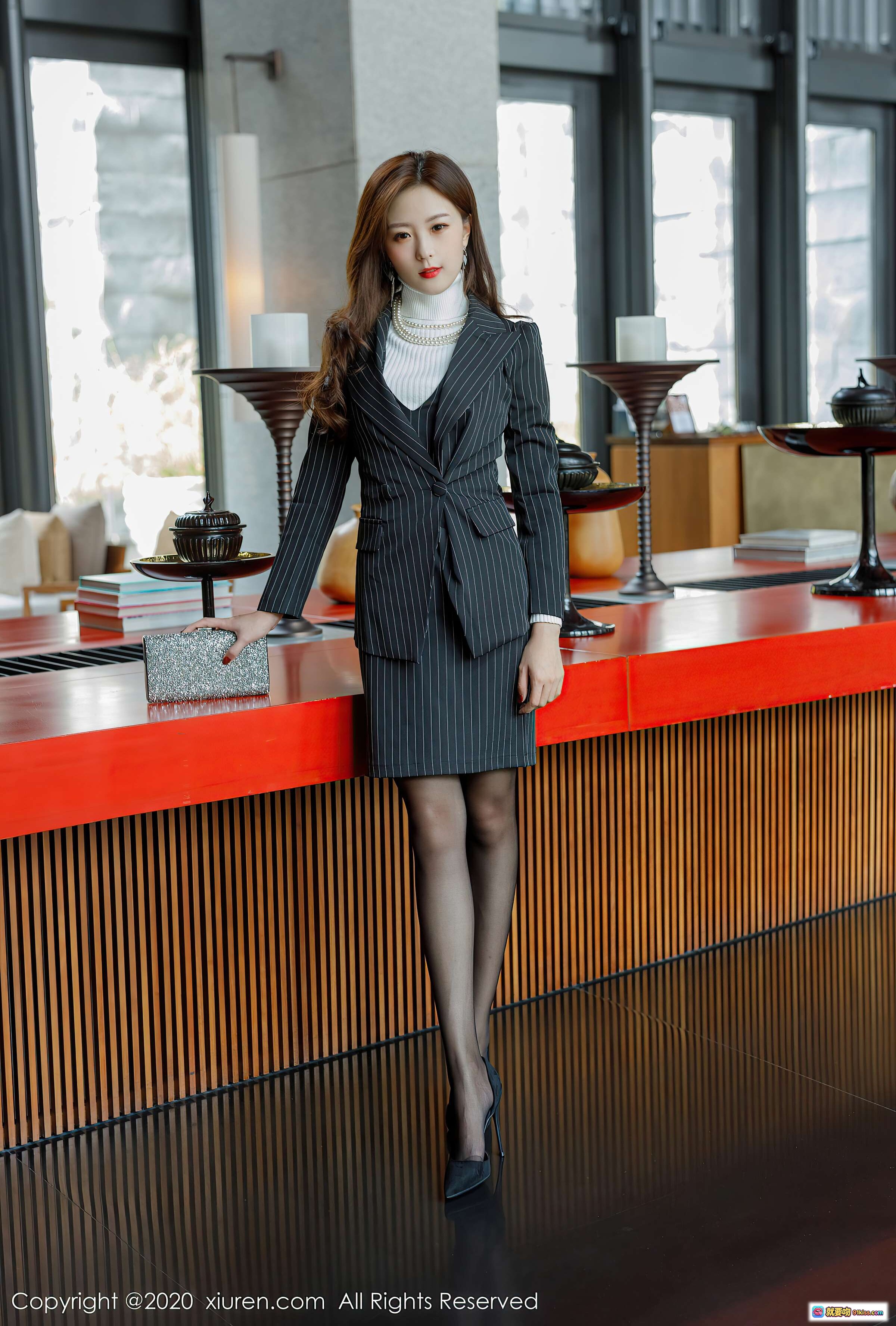 图片[4] - 杨紫嫣Cynthia优雅职场风写真｜条纹西装+黑丝美腿+珍珠项链+居家沙发场景｜XIUREN秀人网2020.12.17 VOL.2910 - 就要吻