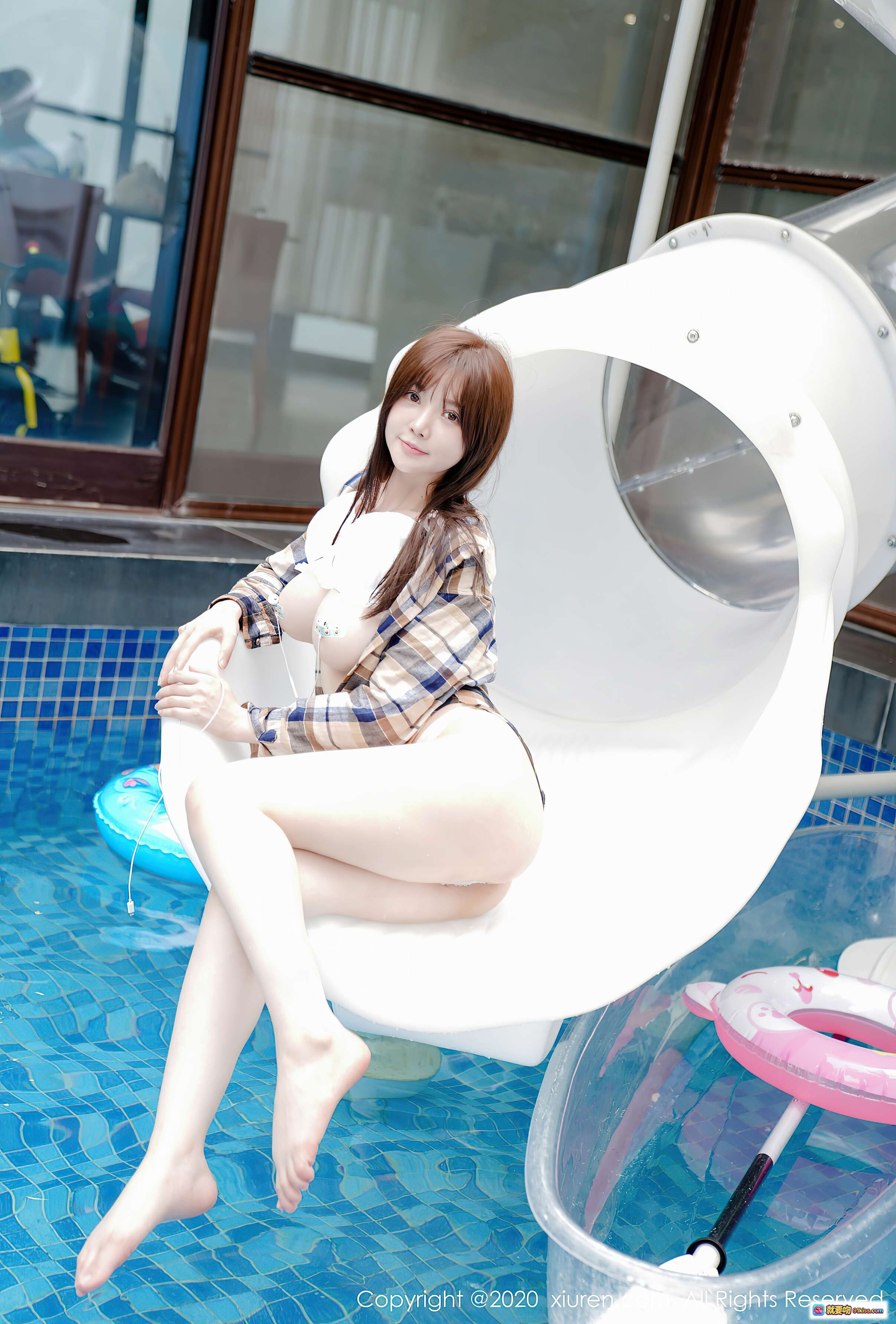 图片[5] - 糯美子泳池写真｜白色蕾丝内衣+格子衬衫｜秀人网VOL.2708性感私房照 - 就要吻