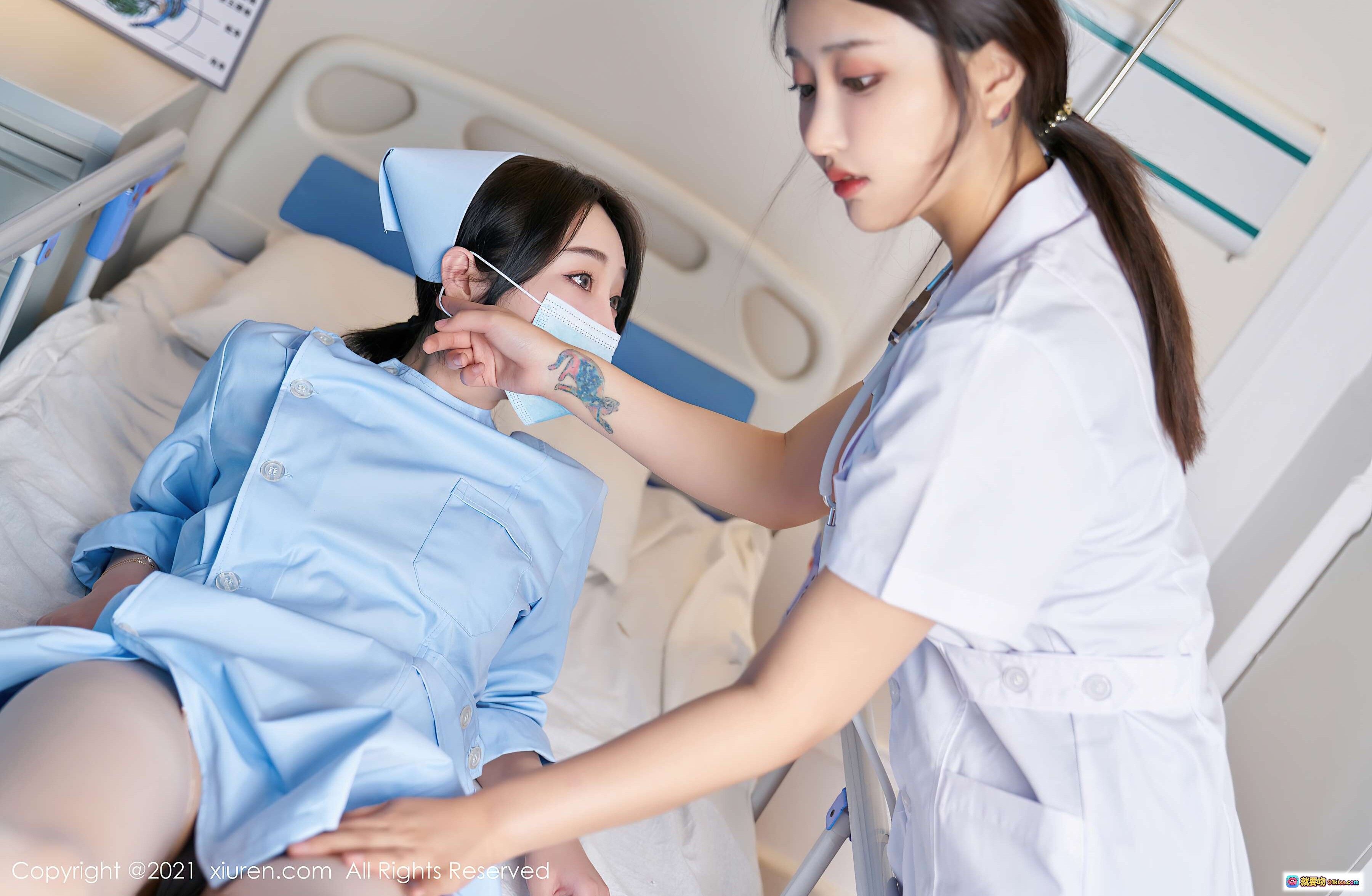 图片[1] - 护士病房互动写真｜白衣天使温柔护理｜蓝白制服搭配｜医疗场景实拍｜秀人网VOL.3060精选图集 - 就要吻