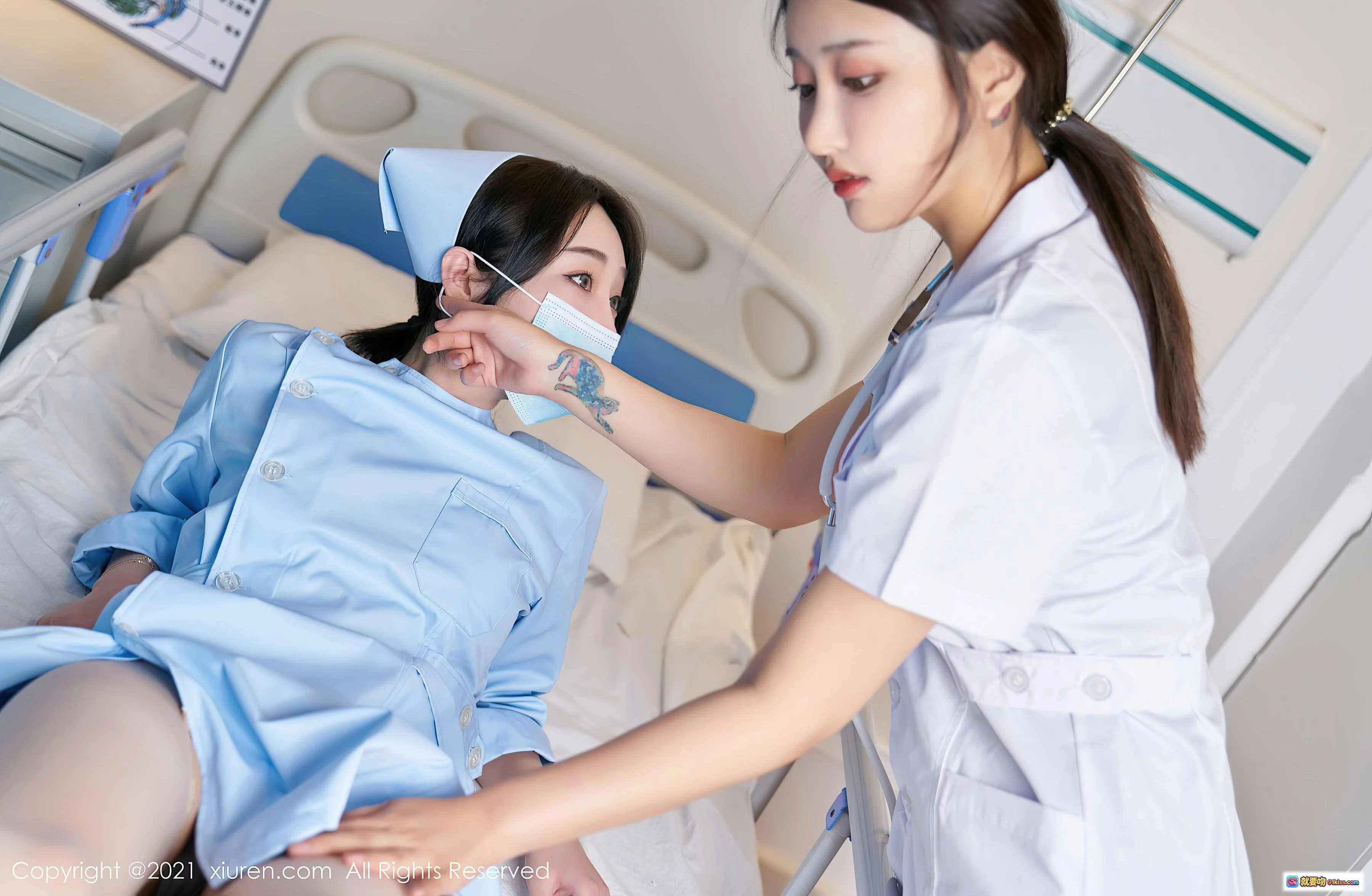 护士病房互动写真｜白衣天使温柔护理｜蓝白制服搭配｜医疗场景实拍｜秀人网VOL.3060精选图集 - 就要吻