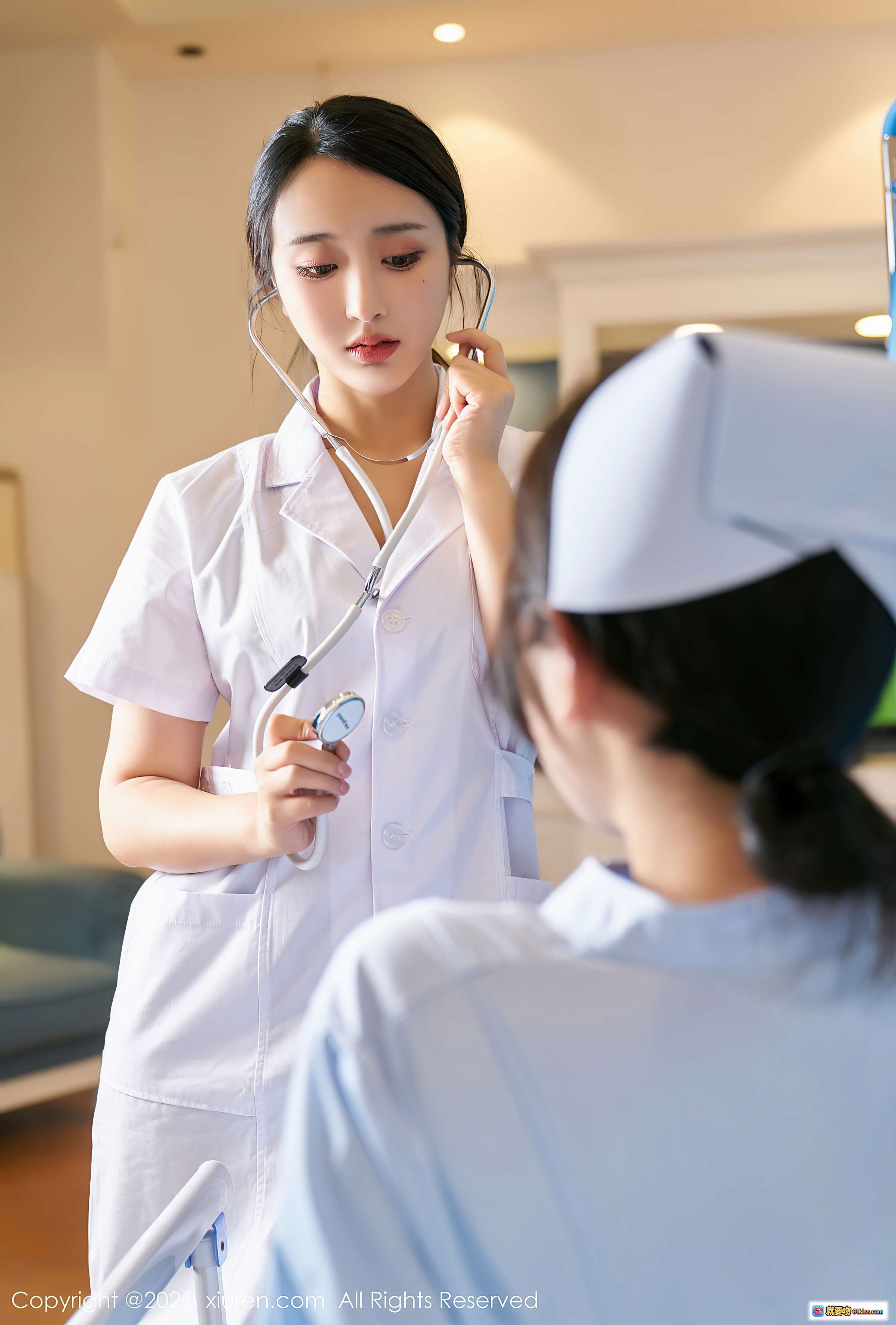 图片[6] - 护士病房互动写真｜白衣天使温柔护理｜蓝白制服搭配｜医疗场景实拍｜秀人网VOL.3060精选图集 - 就要吻