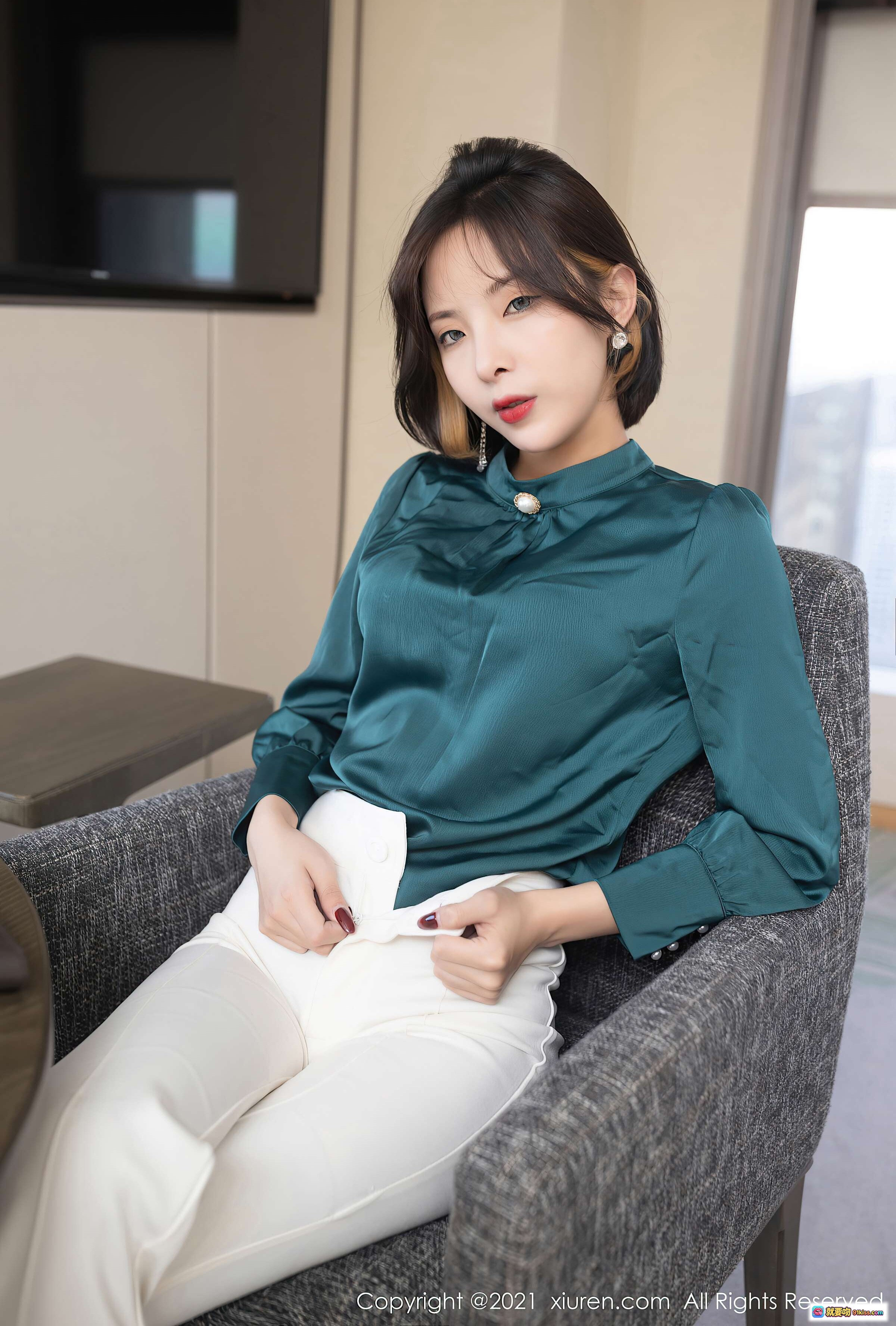 图片[6] - 陈小喵优雅办公写真｜青绿色衬衫搭配白色裤装｜专注签署文件职场女神风范 - 就要吻