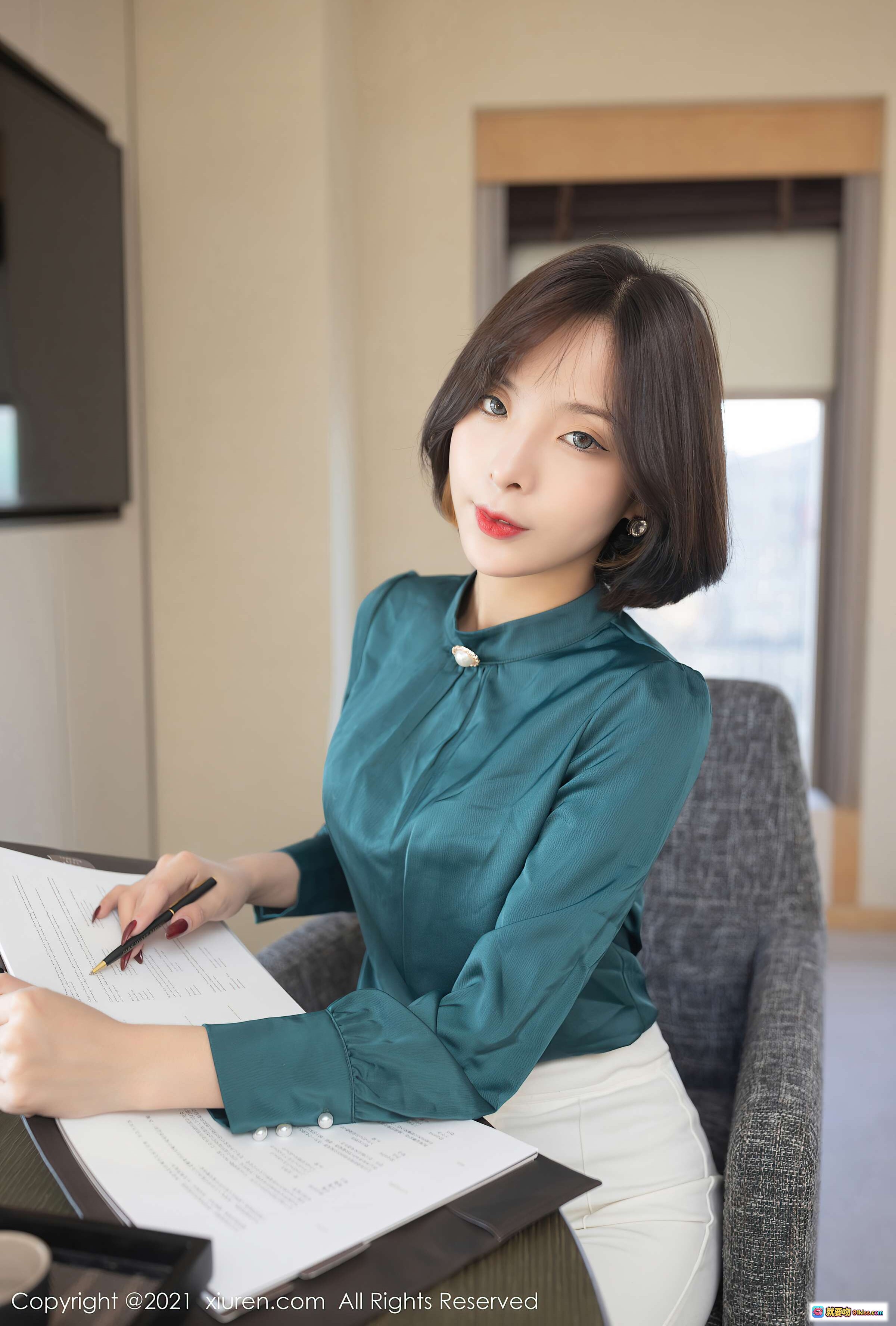 图片[10] - 陈小喵优雅办公写真｜青绿色衬衫搭配白色裤装｜专注签署文件职场女神风范 - 就要吻
