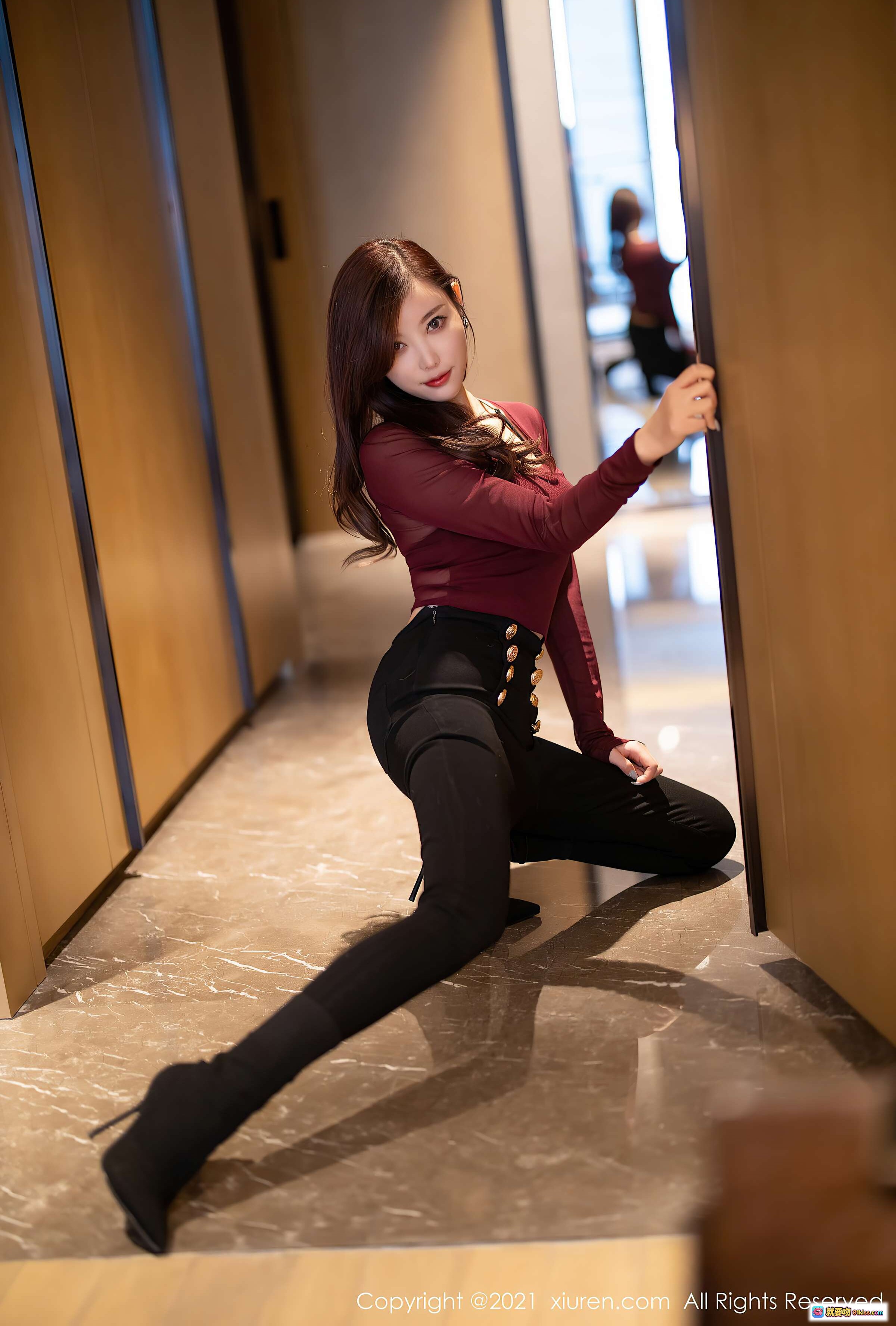 图片[7] - 杨晨晨sugar优雅坐姿写真｜酒红长袖上衣+黑色紧身裤+高跟短靴｜室内沙发场景｜秀人网2021精选美图 - 就要吻