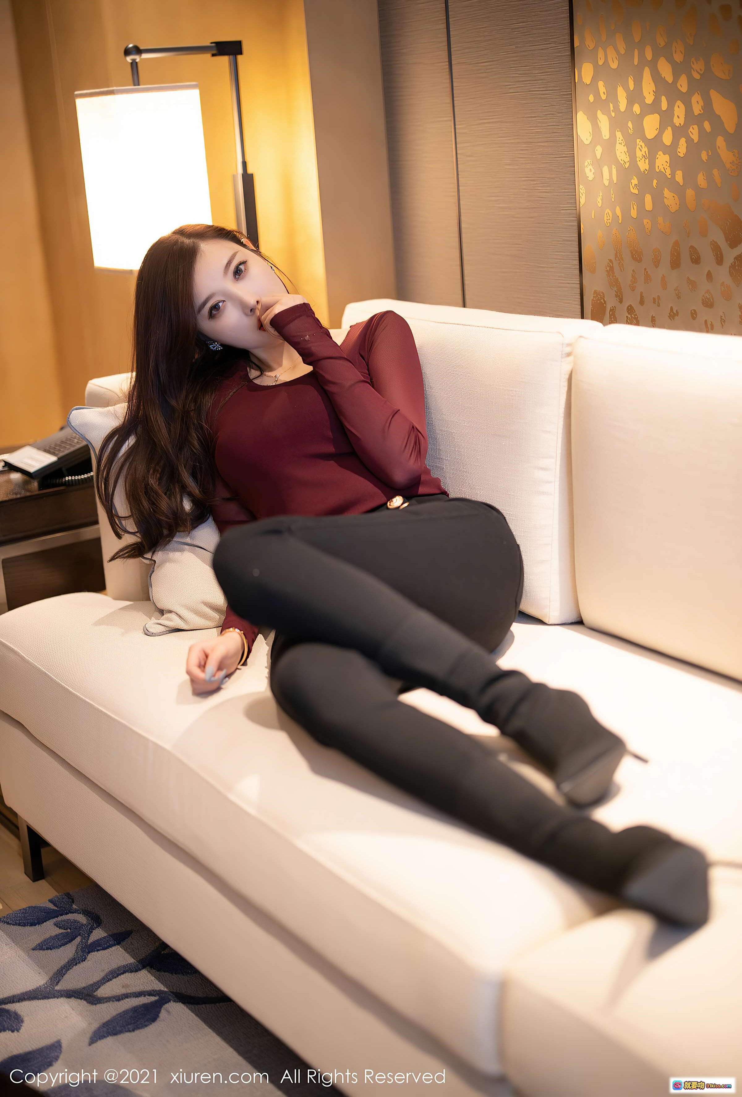 图片[8] - 杨晨晨sugar优雅坐姿写真｜酒红长袖上衣+黑色紧身裤+高跟短靴｜室内沙发场景｜秀人网2021精选美图 - 就要吻