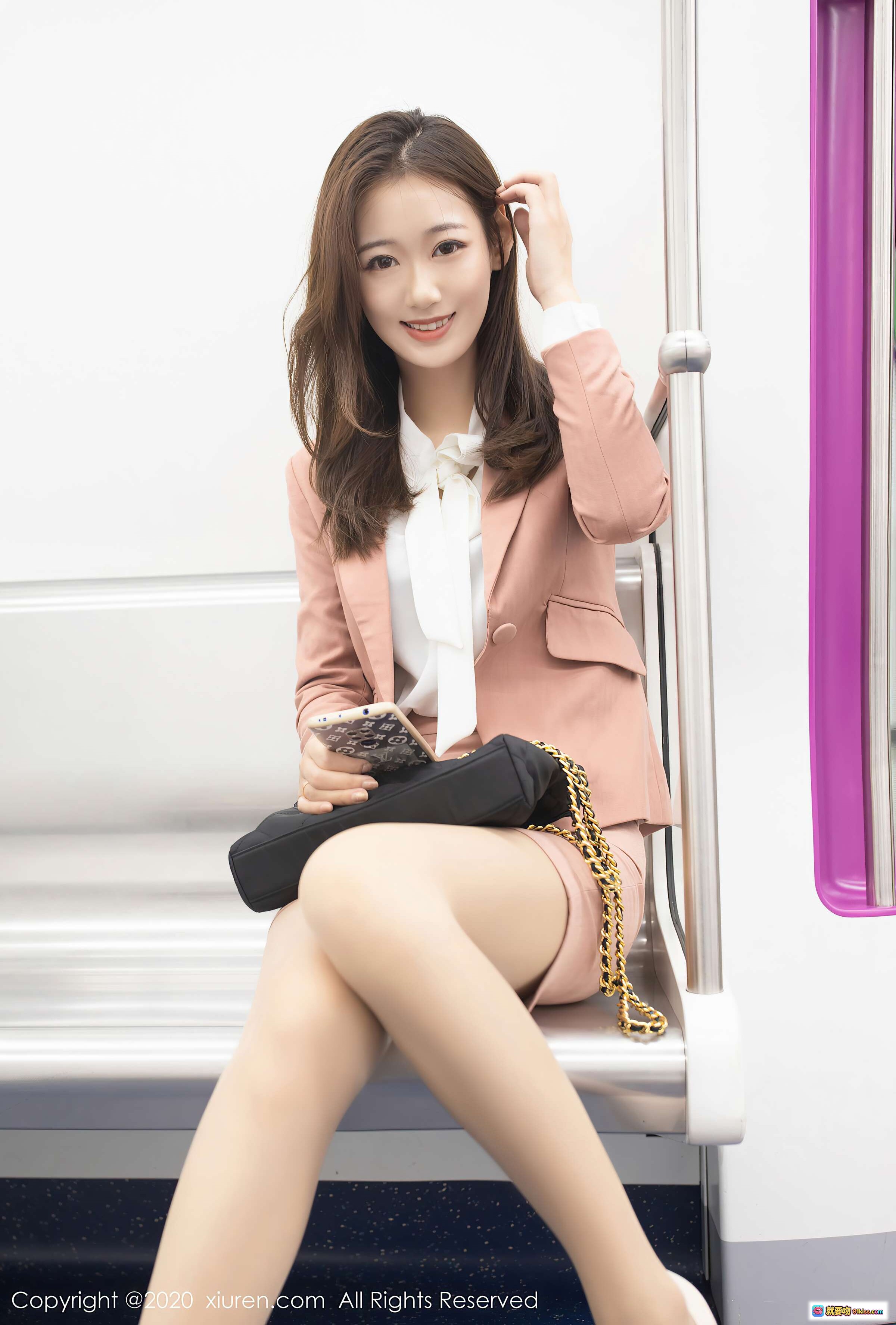 图片[8] - 唐安琪地铁写真｜粉色西装白衬衫搭配黑金链条包｜丝袜高跟美腿坐姿优雅｜秀人网2020高清图集 - 就要吻