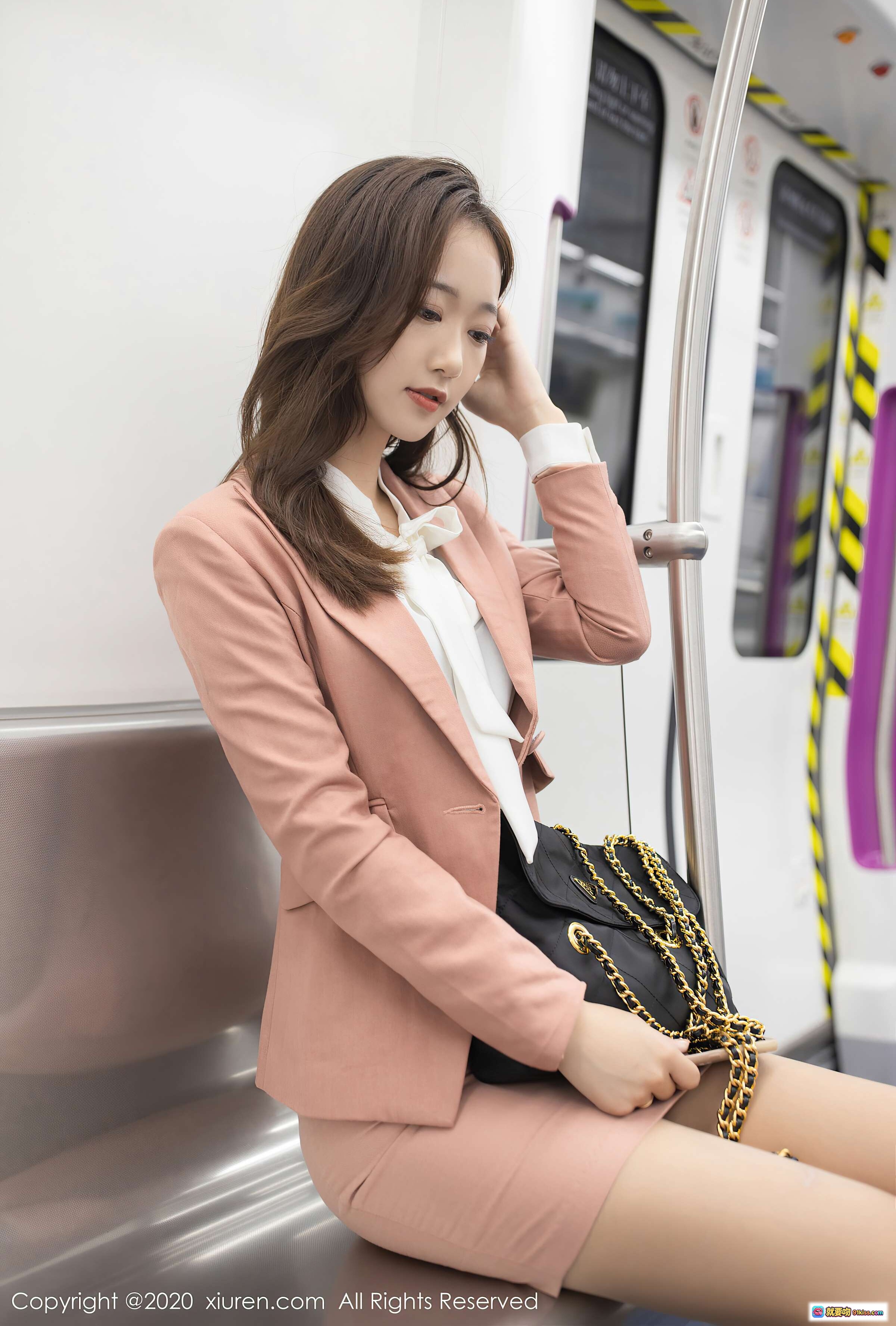 图片[7] - 唐安琪地铁写真｜粉色西装白衬衫搭配黑金链条包｜丝袜高跟美腿坐姿优雅｜秀人网2020高清图集 - 就要吻