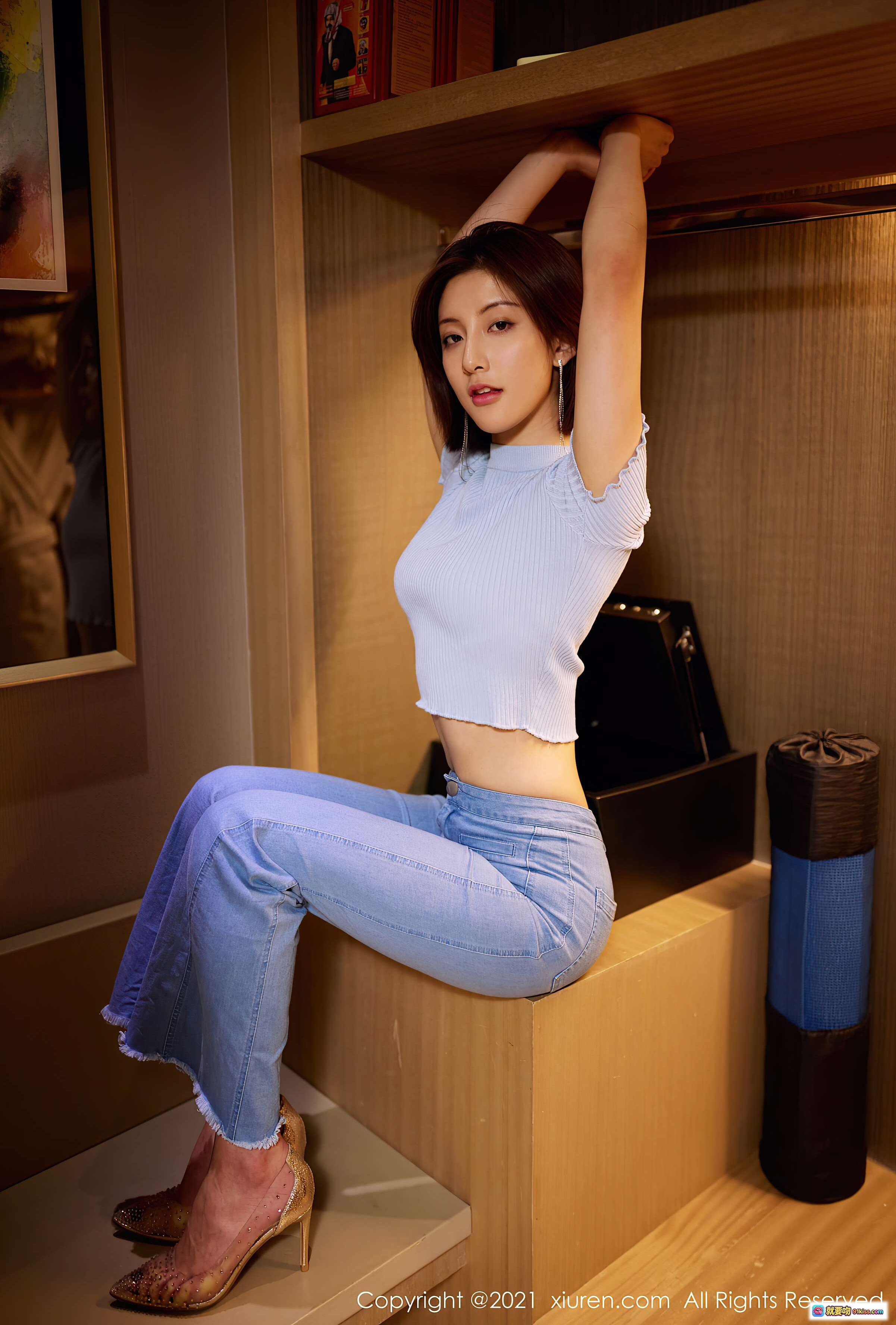 图片[3] - 林文文yooki清新短发穿搭浅蓝牛仔裤修身短袖居家写真秀人网2021精选图集 - 就要吻