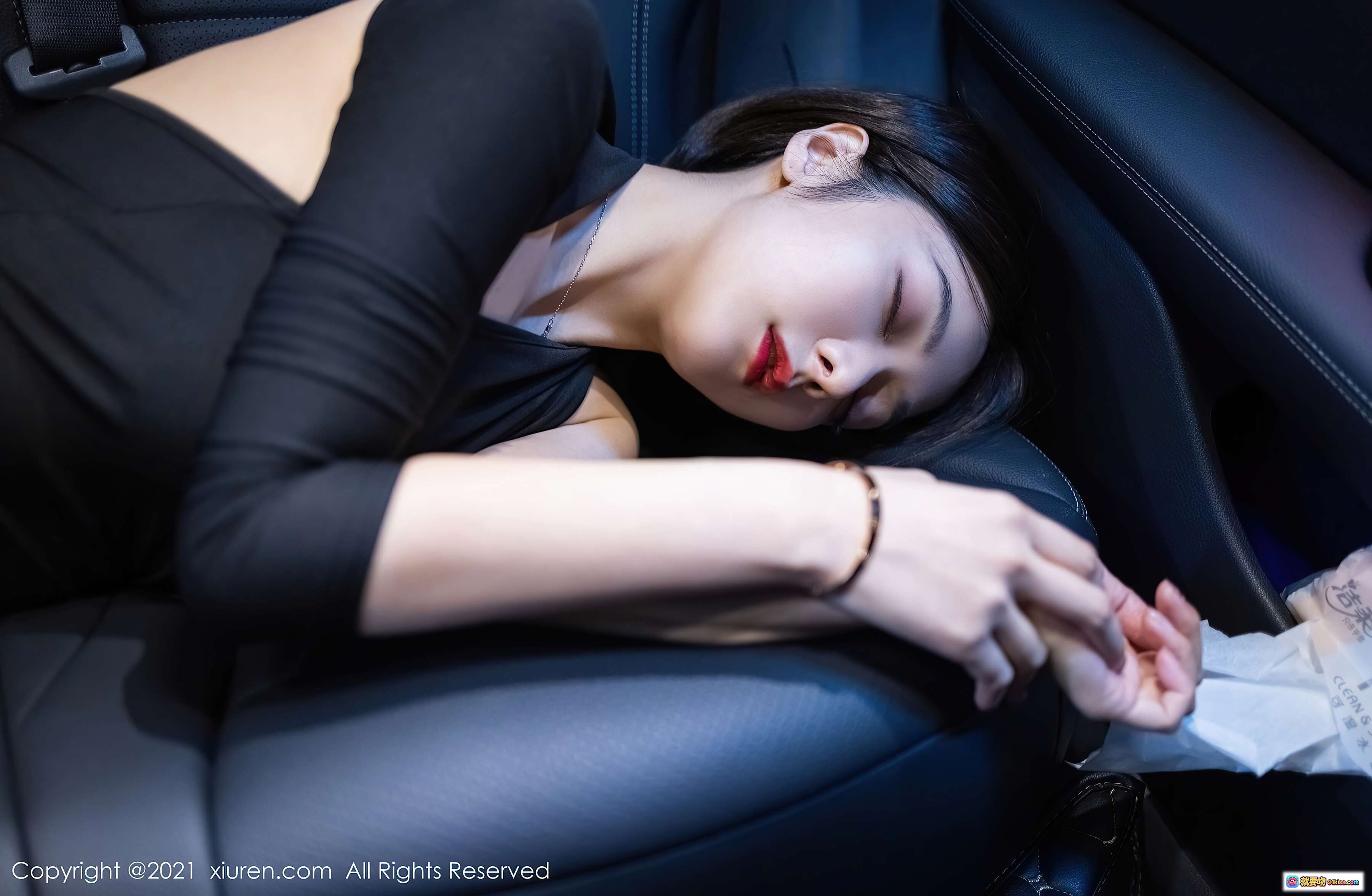 图片[10] - 黑丝美腿女神Angela性感下车瞬间｜奔驰车门光影投影｜露背紧身裙诱惑写真｜秀人网2021经典图集 - 就要吻