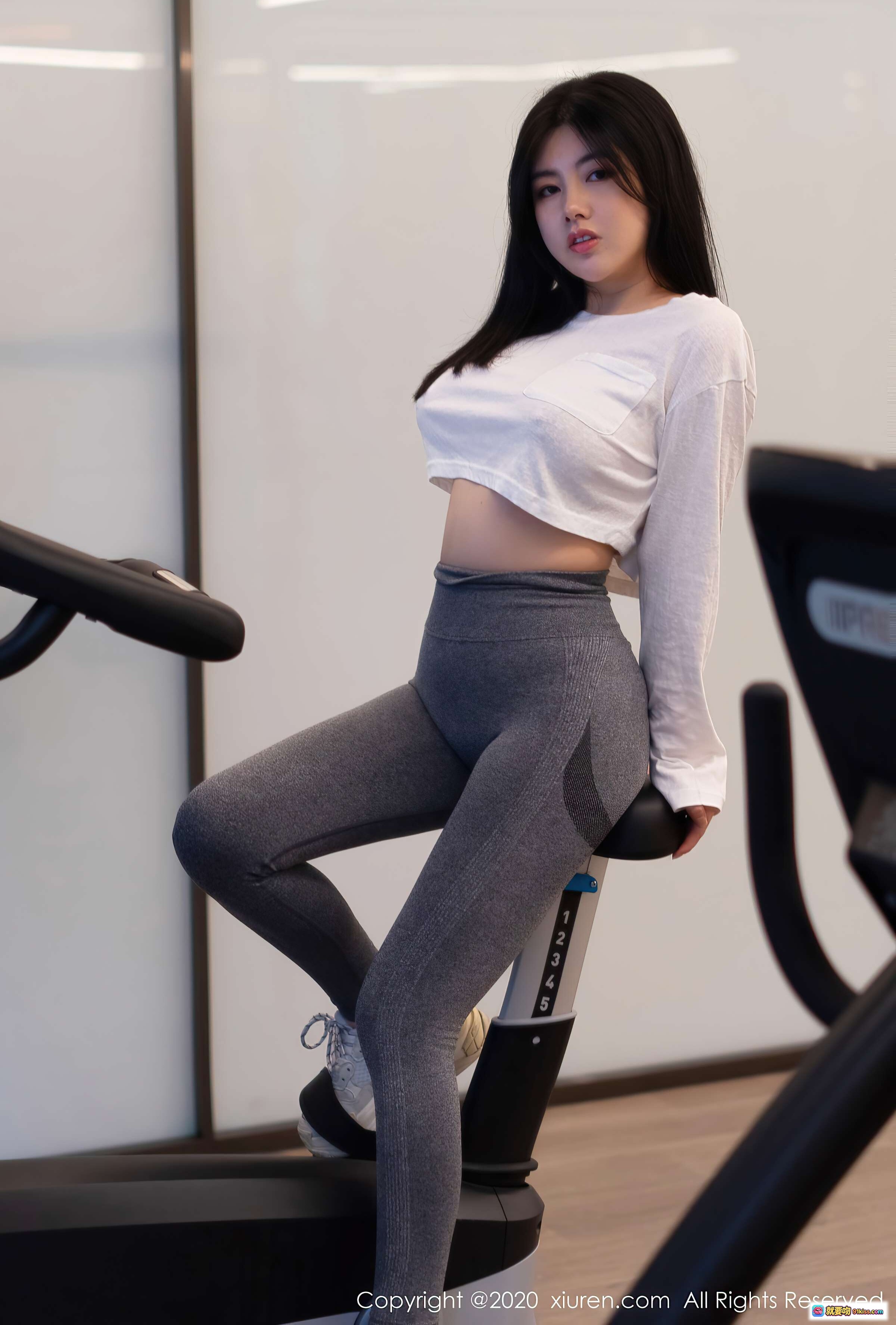 图片[2] - 娜露Selena白色短款上衣灰色紧身裤居家写真 秀人网2020.12.07 VOL.2863 高清美图 - 就要吻