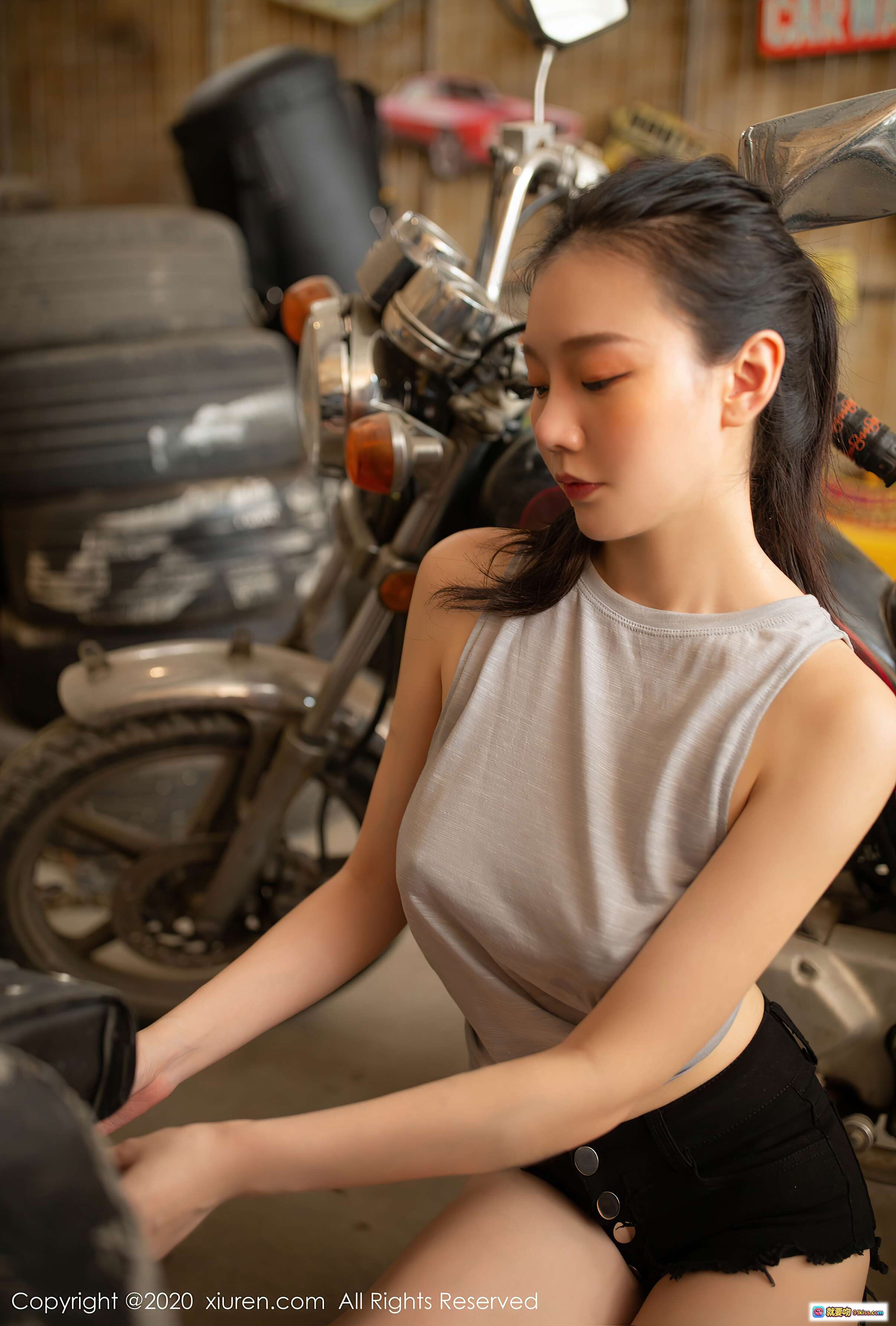 图片[4] - 安然Maleah机车写真 | 灰色背心黑短裤 | 复古车库摩托车美女 | 秀人网2020.08.26 No.2493 - 就要吻