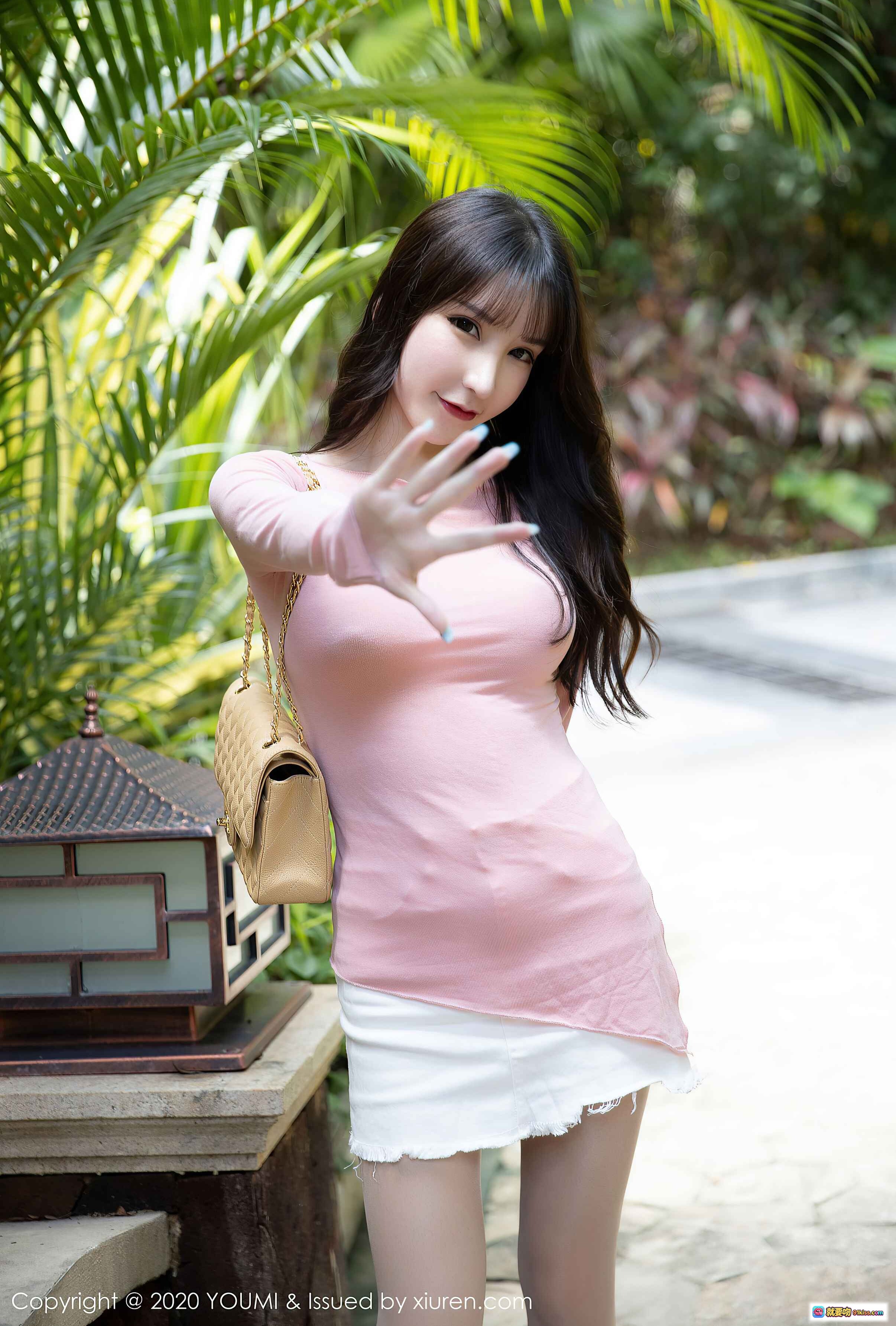 图片[1] - 周于希Sandy粉色长袖白短裙户外写真 | YOUMI尤蜜荟2020.09.30 VOL.538 热带植物背景甜美造型 - 就要吻