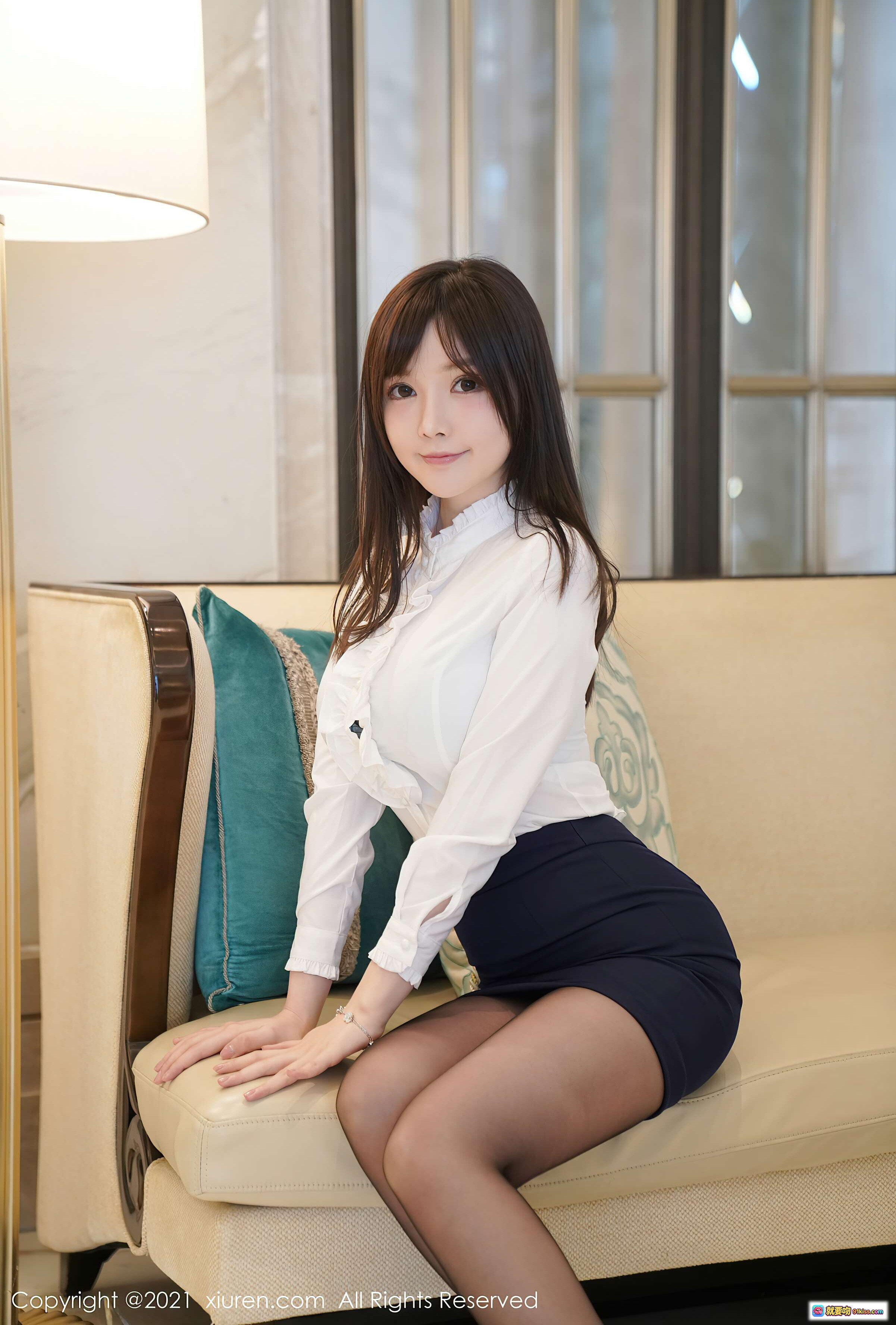 图片[8] - 糯美子MINIbabe优雅白衬衫黑短裙丝袜高跟鞋圣诞装饰酒店大堂写真 – XIUREN秀人网2021.01.20 VOL.3026 - 就要吻