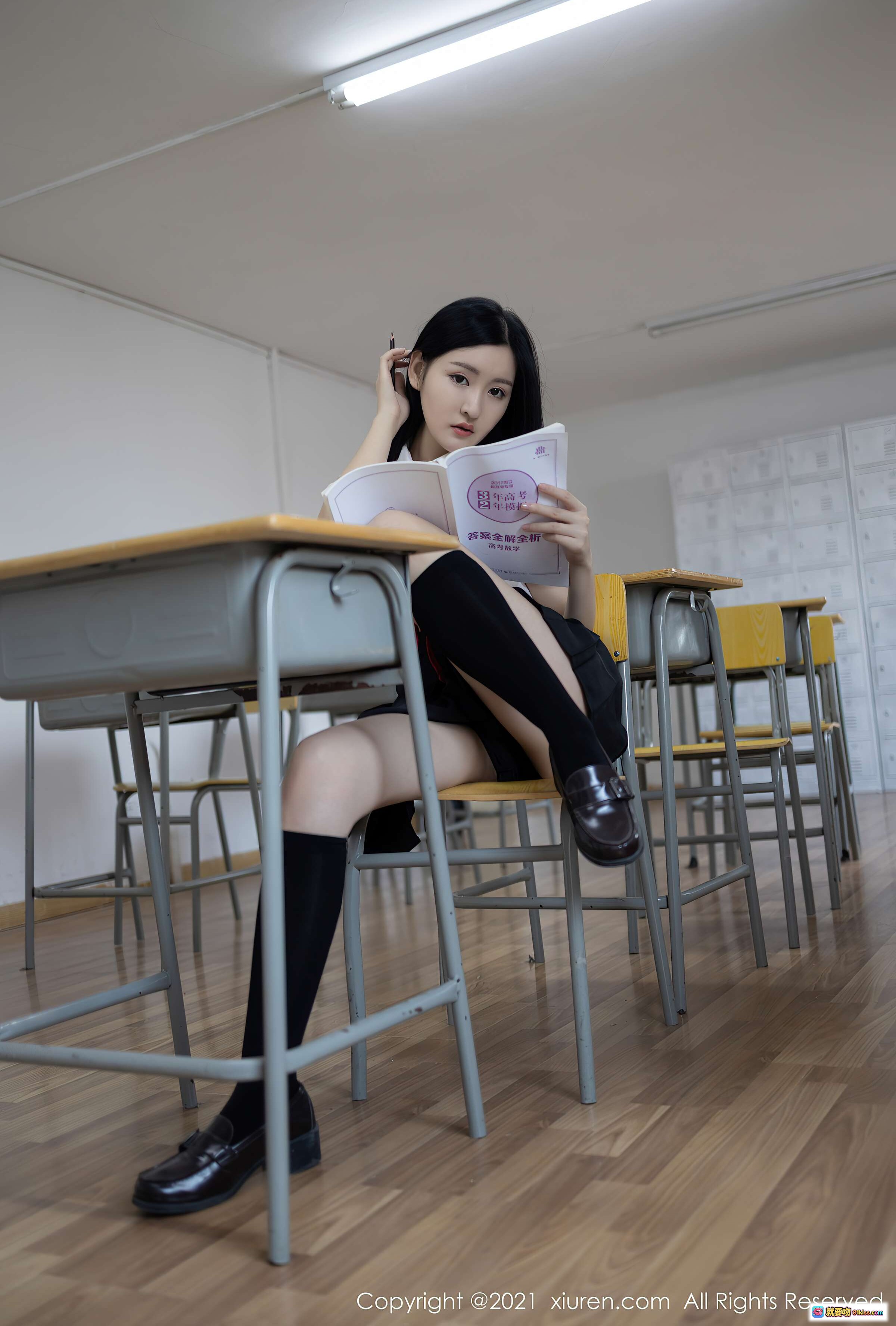 图片[7] - 沈梦瑶校园写真｜白衬衫黑短裙长筒袜教室学习场景｜秀人网2021年1月5日VOL.2970高清图集 - 就要吻