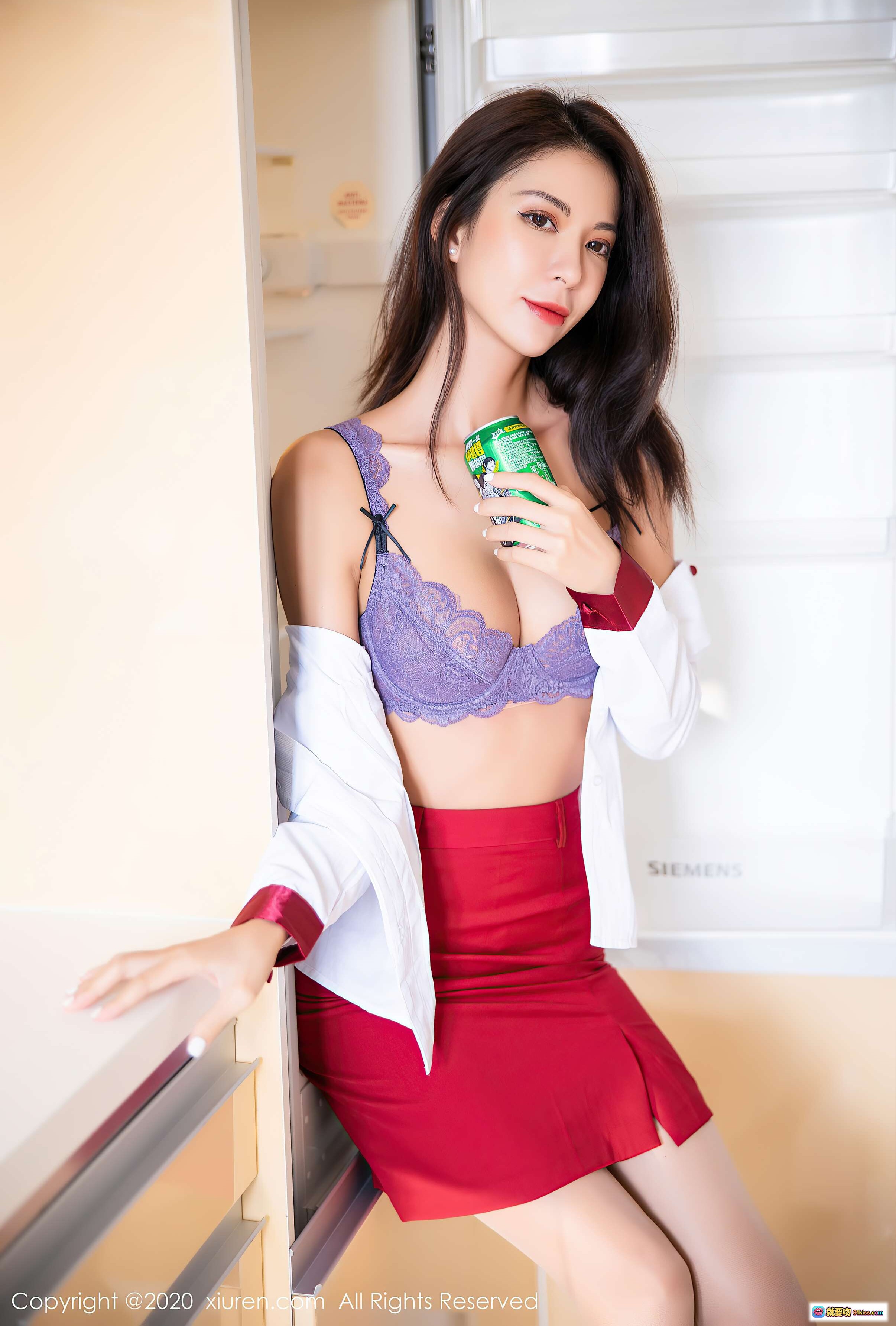 图片[2] - 红裙空姐制服写真｜优雅职业女性手持便签专注记录｜室内书架背景高清摄影图 - 就要吻