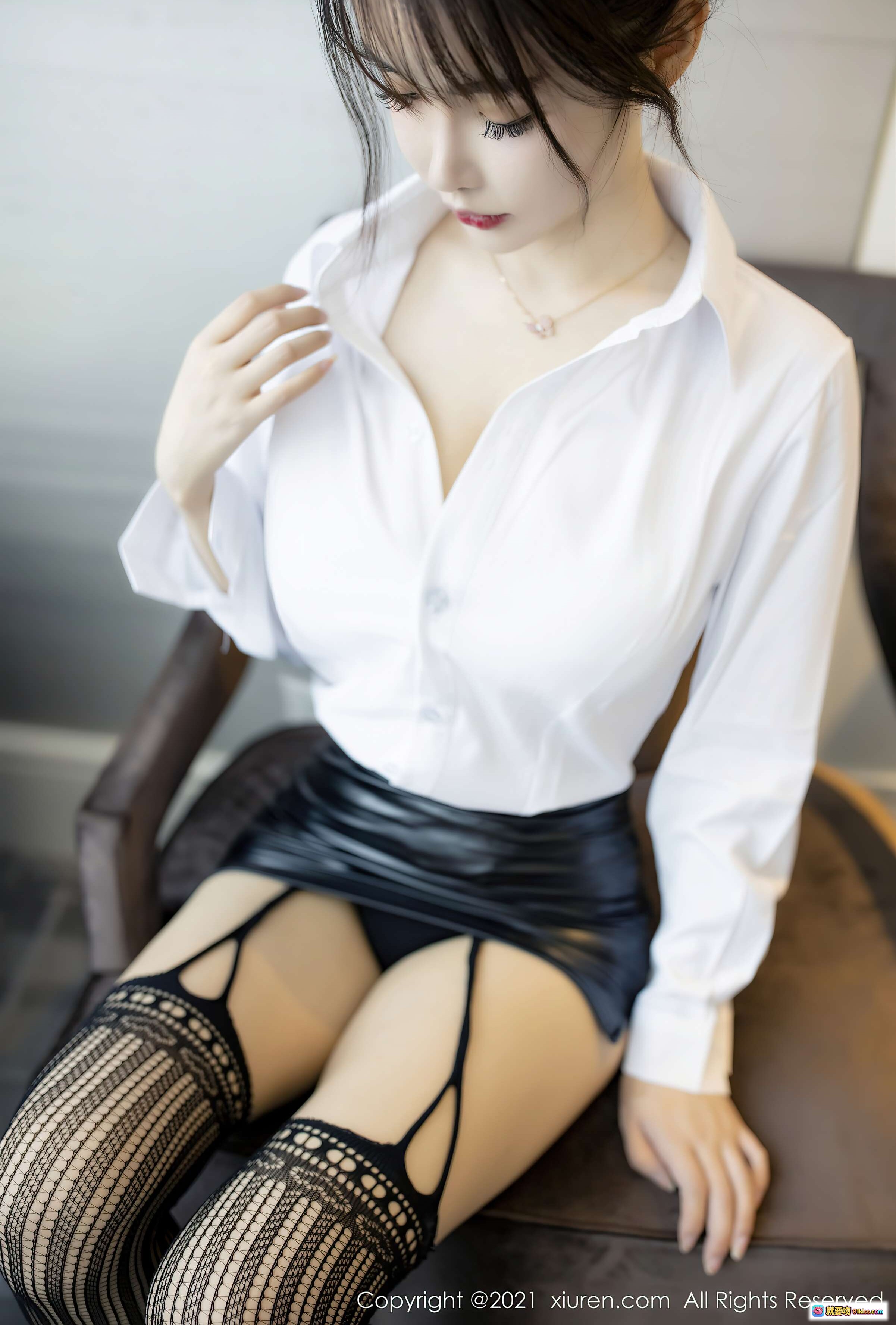 图片[8] - 南初妹妹白衬衫黑皮裙性感写真｜高跟黑丝美腿诱惑｜秀人网2021年1月6日VOL.2976 - 就要吻