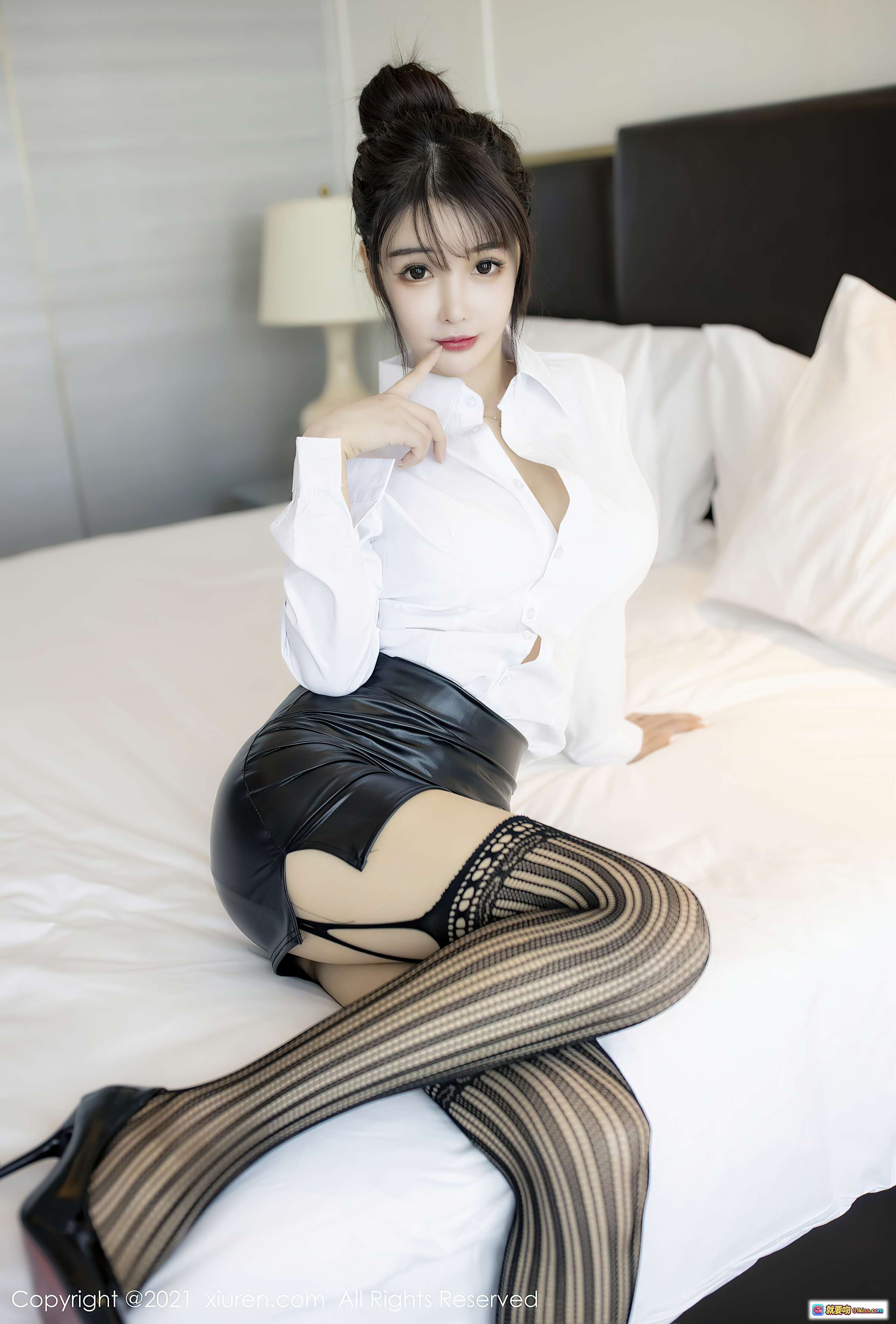 图片[10] - 南初妹妹白衬衫黑皮裙性感写真｜高跟黑丝美腿诱惑｜秀人网2021年1月6日VOL.2976 - 就要吻