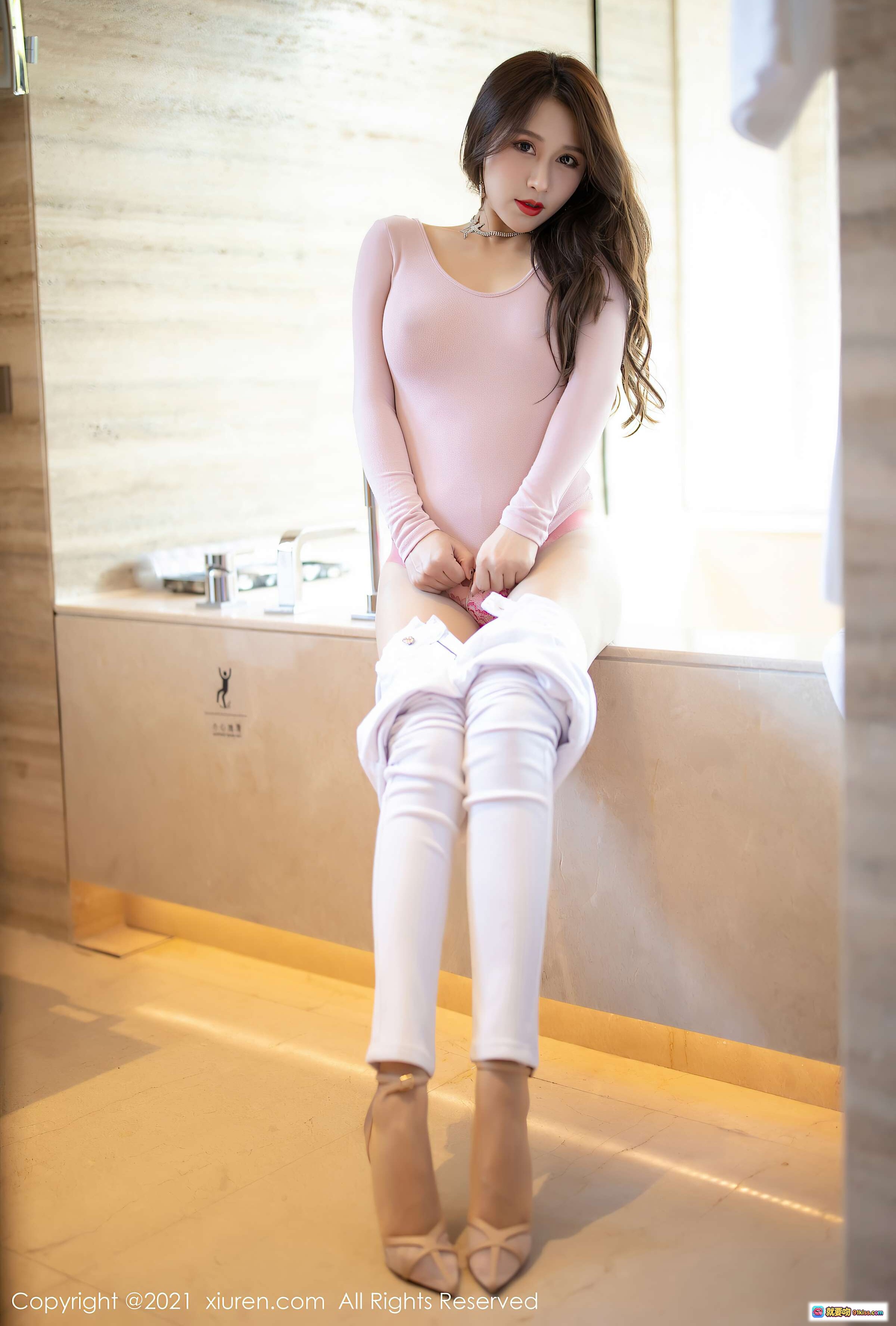 图片[8] - 徐安安粉色紧身衣性感写真｜秀人网2021.03.29 VOL.3253｜高腰牛仔裤搭配粉内搭｜浴室柔光美拍 - 就要吻