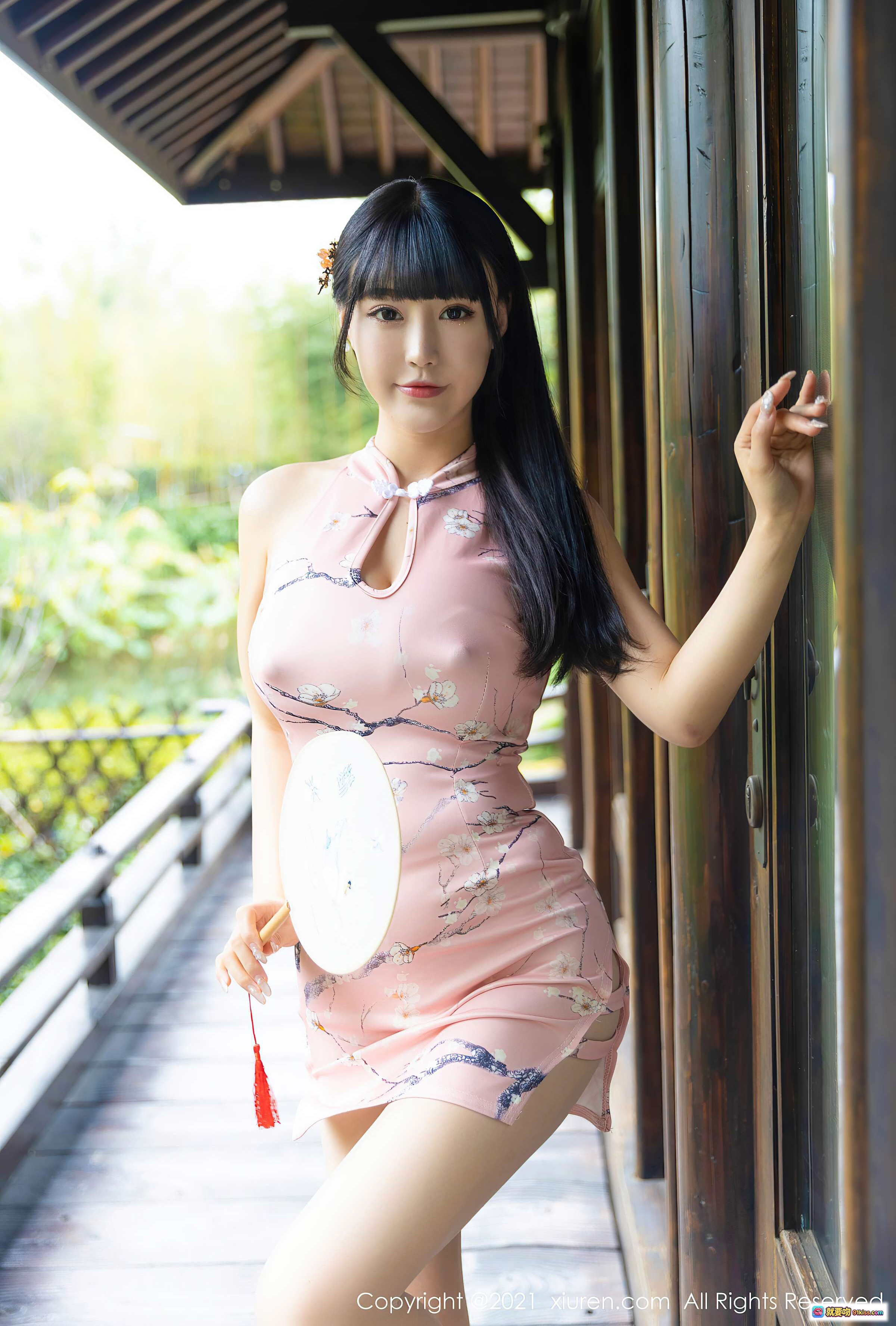 图片[7] - 粉色旗袍美女倚栏回眸 高跟丝袜美腿写真 木桥荷塘背景 优雅性感姿态 自然光拍摄 秀人网2021年1月15日VOL.3008特辑 - 就要吻