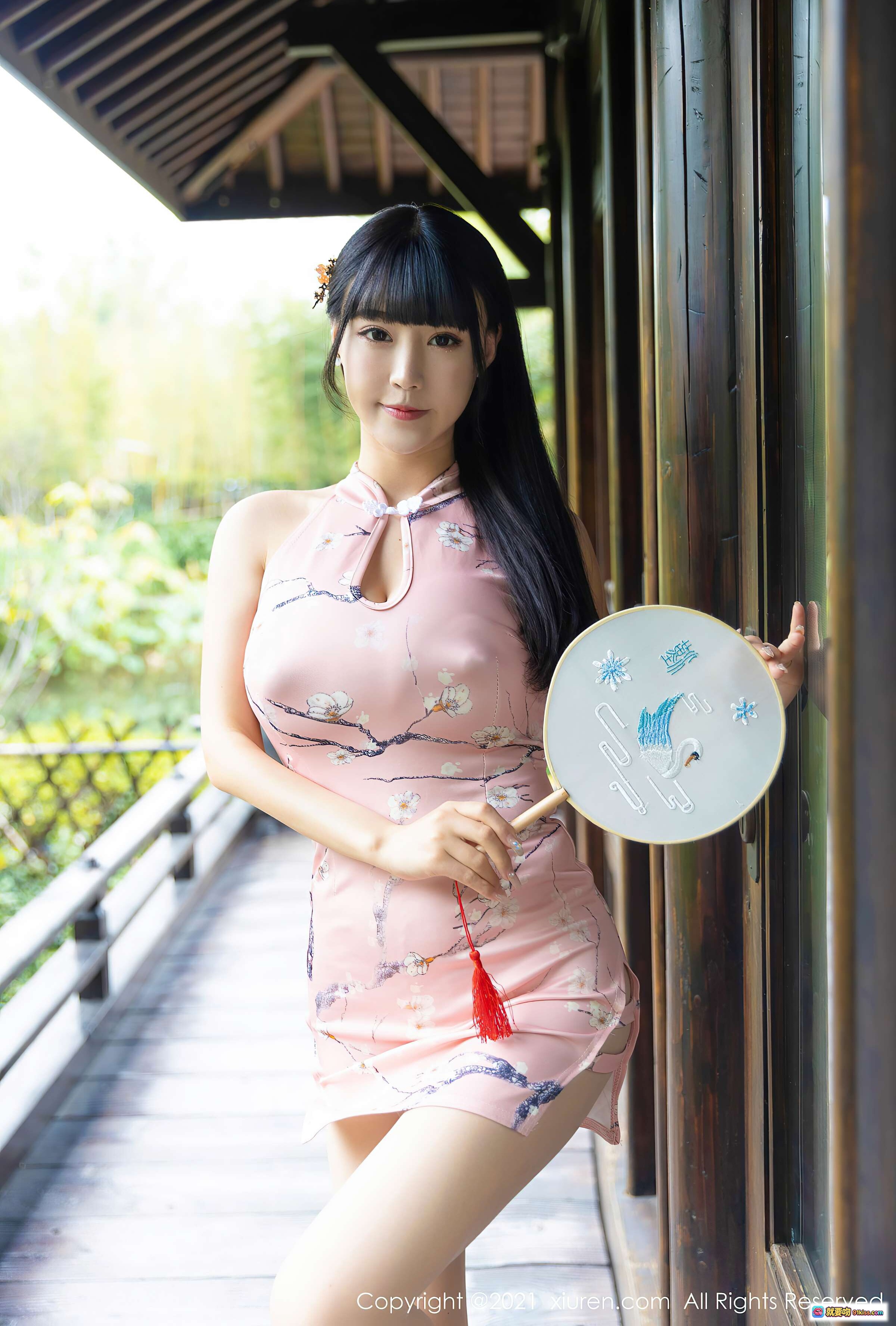 图片[10] - 粉色旗袍美女倚栏回眸 高跟丝袜美腿写真 木桥荷塘背景 优雅性感姿态 自然光拍摄 秀人网2021年1月15日VOL.3008特辑 - 就要吻