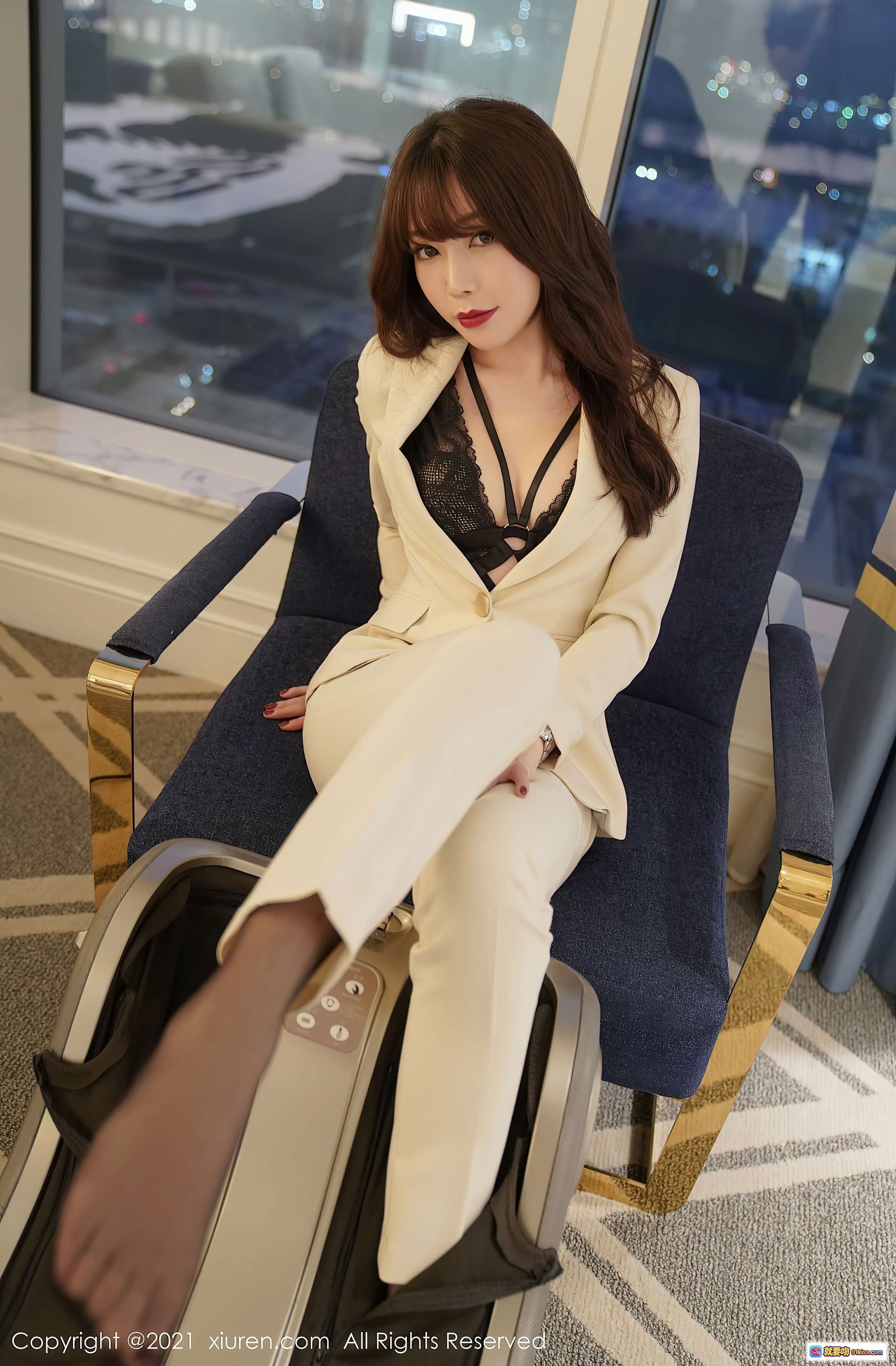 图片[1] - 芝芝Booty优雅米白西装搭配黑色蕾丝内衣，都市夜景窗边写真，秀人网2021年3月12日VOL.3195高清美图 - 就要吻