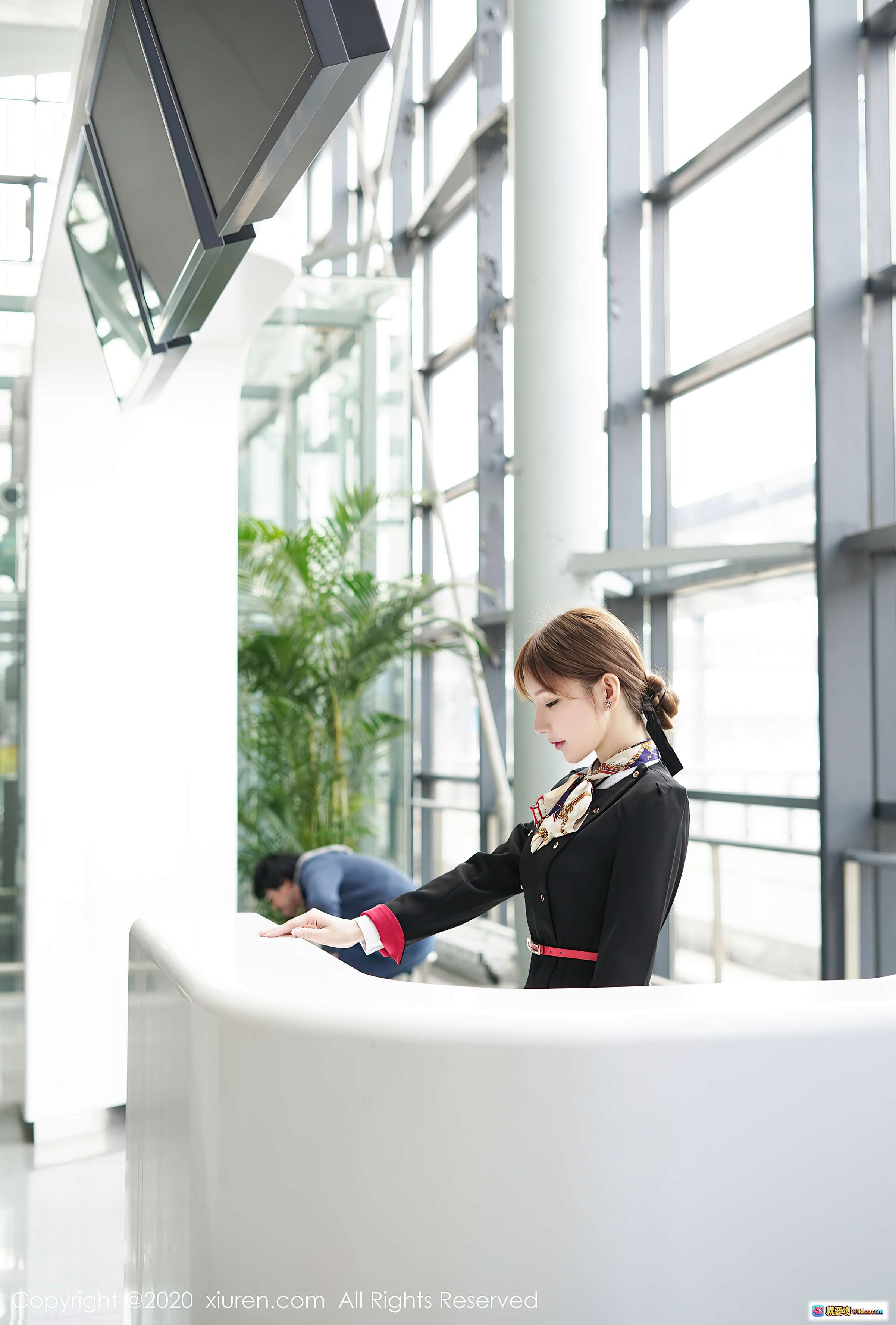 图片[1] - 周于希Sandy空乘制服写真｜现代机场大厅优雅姿态｜高清摄影图集｜秀人网2020精选 - 就要吻