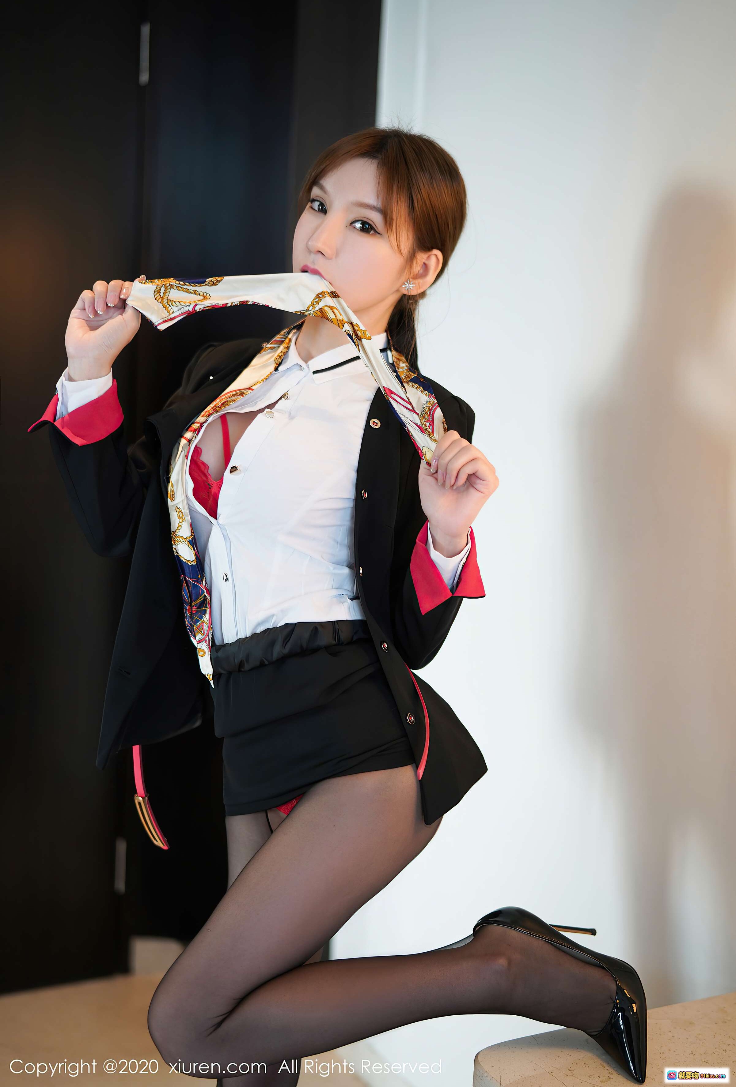 图片[5] - 周于希Sandy空乘制服写真｜现代机场大厅优雅姿态｜高清摄影图集｜秀人网2020精选 - 就要吻