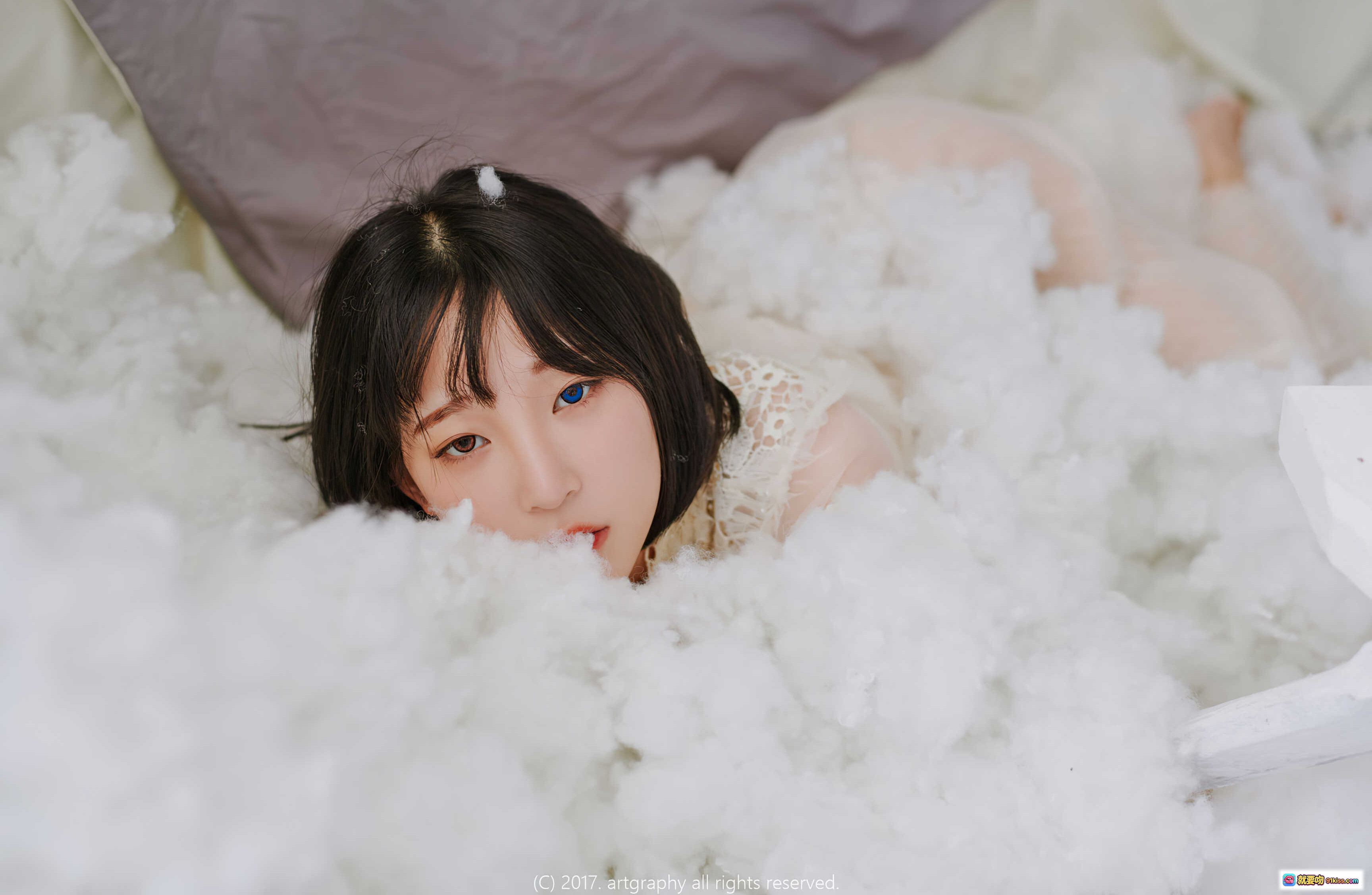 姜仁卿 NO.039 ARTGRAVIA_VOL013 白色棉花堆中甜美少女写真 柔光梦幻氛围感 短发蓝瞳清新风格 时尚摄影艺术图 - 就要吻
