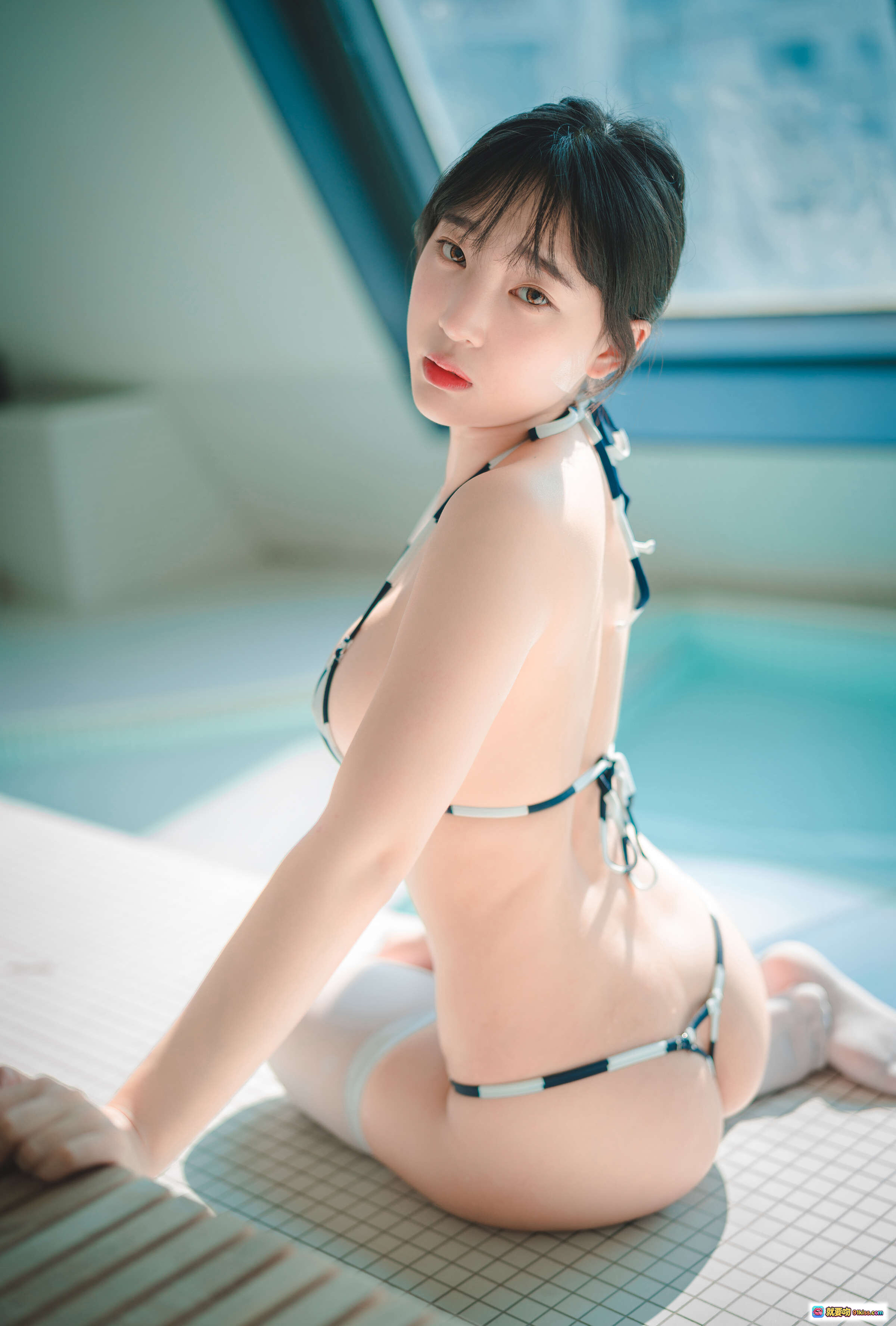 图片[6] - 姜仁卿 NO.049 [DJAWA] 泳池边清纯少女写真｜水手服比基尼+白丝美腿｜阳光泳池氛围感大片 - 就要吻