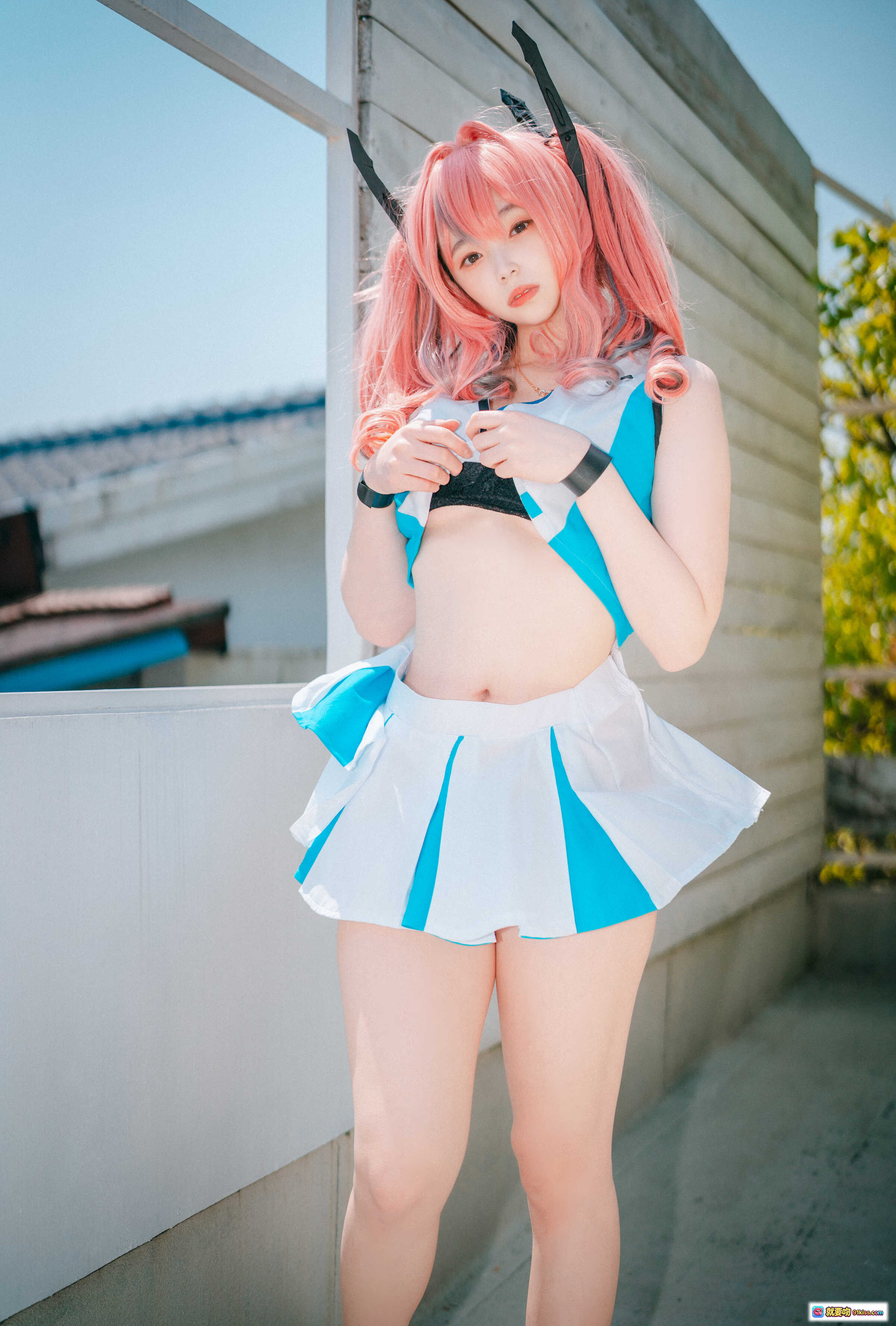 图片[6] - 粉发双马尾cosplay少女户外木墙倚靠写真，蓝白制服+黑色细带比基尼，自然光下清新性感风格 - 就要吻