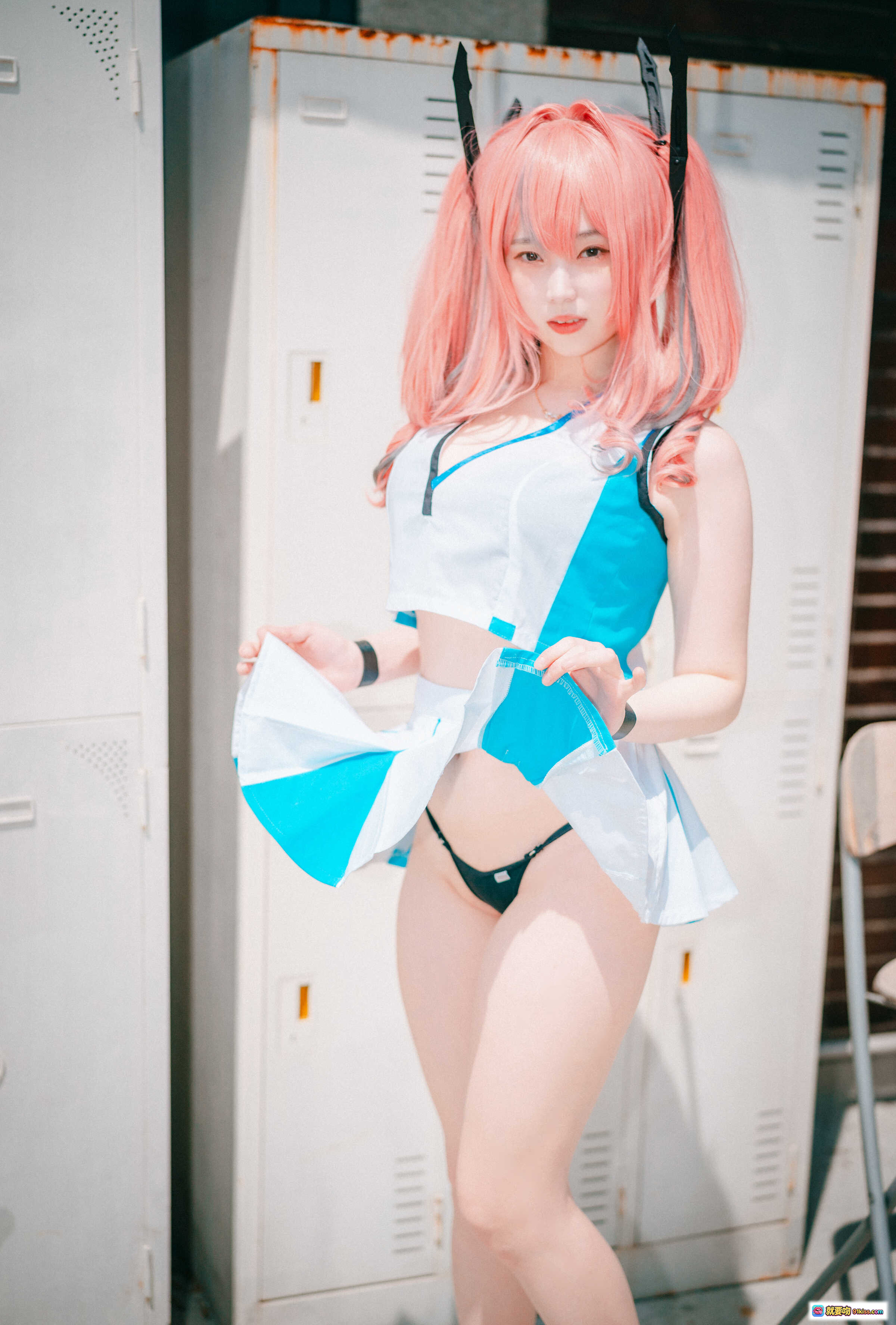 图片[10] - 粉发双马尾cosplay少女户外木墙倚靠写真，蓝白制服+黑色细带比基尼，自然光下清新性感风格 - 就要吻