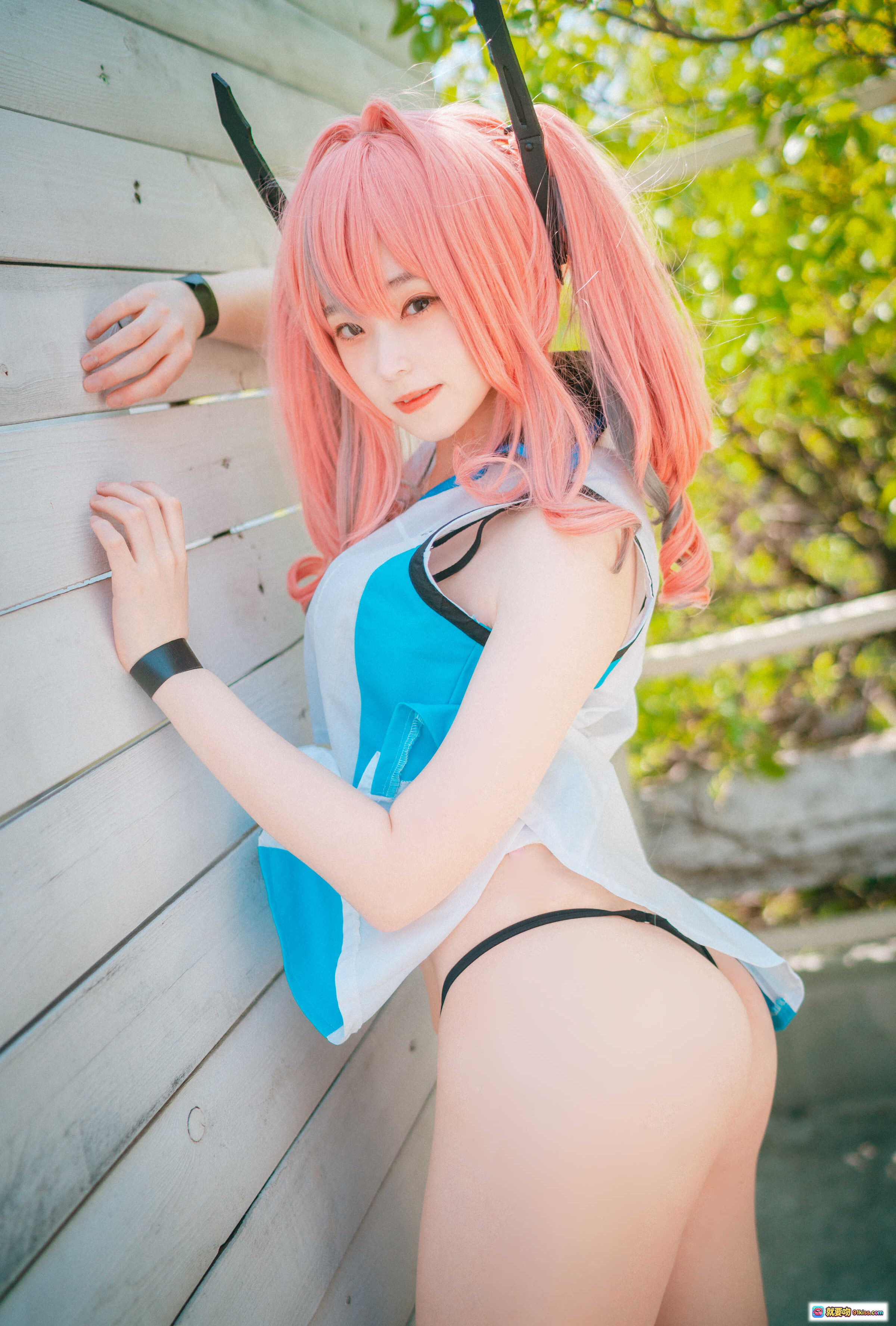 粉发双马尾cosplay少女户外木墙倚靠写真，蓝白制服+黑色细带比基尼，自然光下清新性感风格 - 就要吻