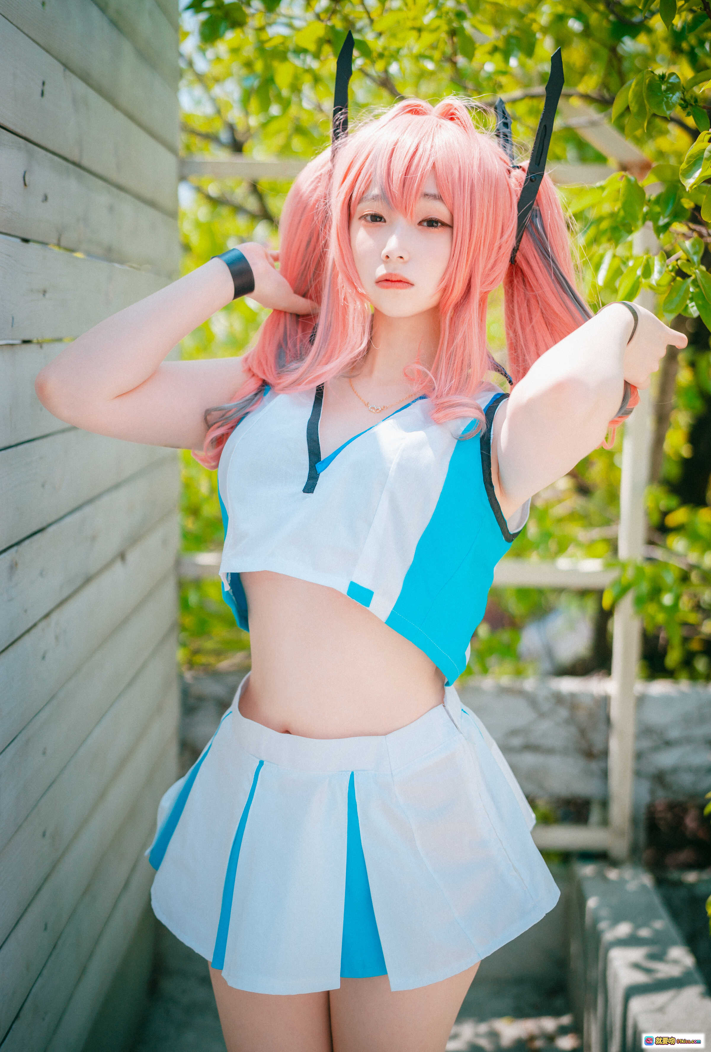 图片[5] - 粉发双马尾cosplay少女户外木墙倚靠写真，蓝白制服+黑色细带比基尼，自然光下清新性感风格 - 就要吻