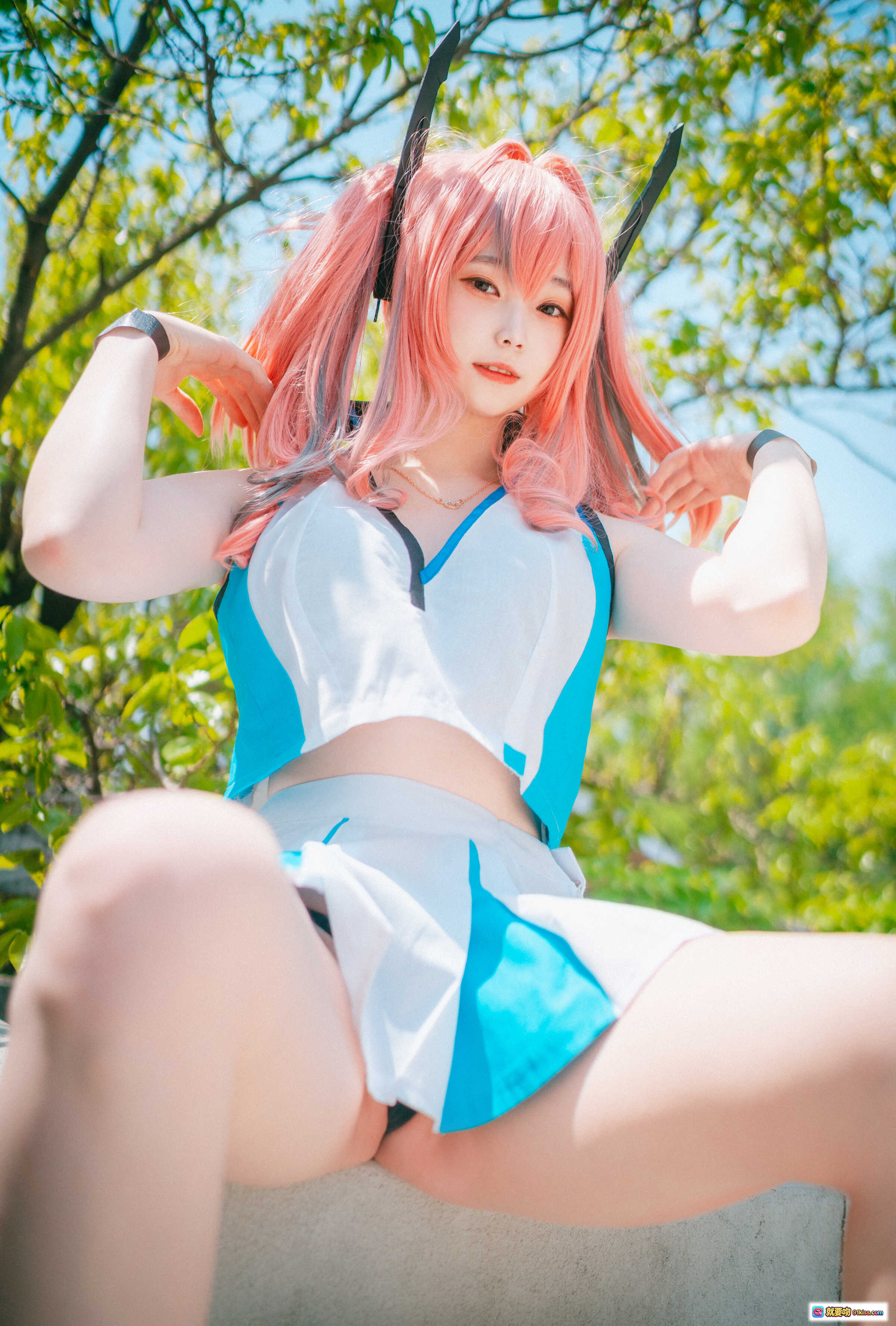图片[2] - 粉发双马尾cosplay少女户外木墙倚靠写真，蓝白制服+黑色细带比基尼，自然光下清新性感风格 - 就要吻