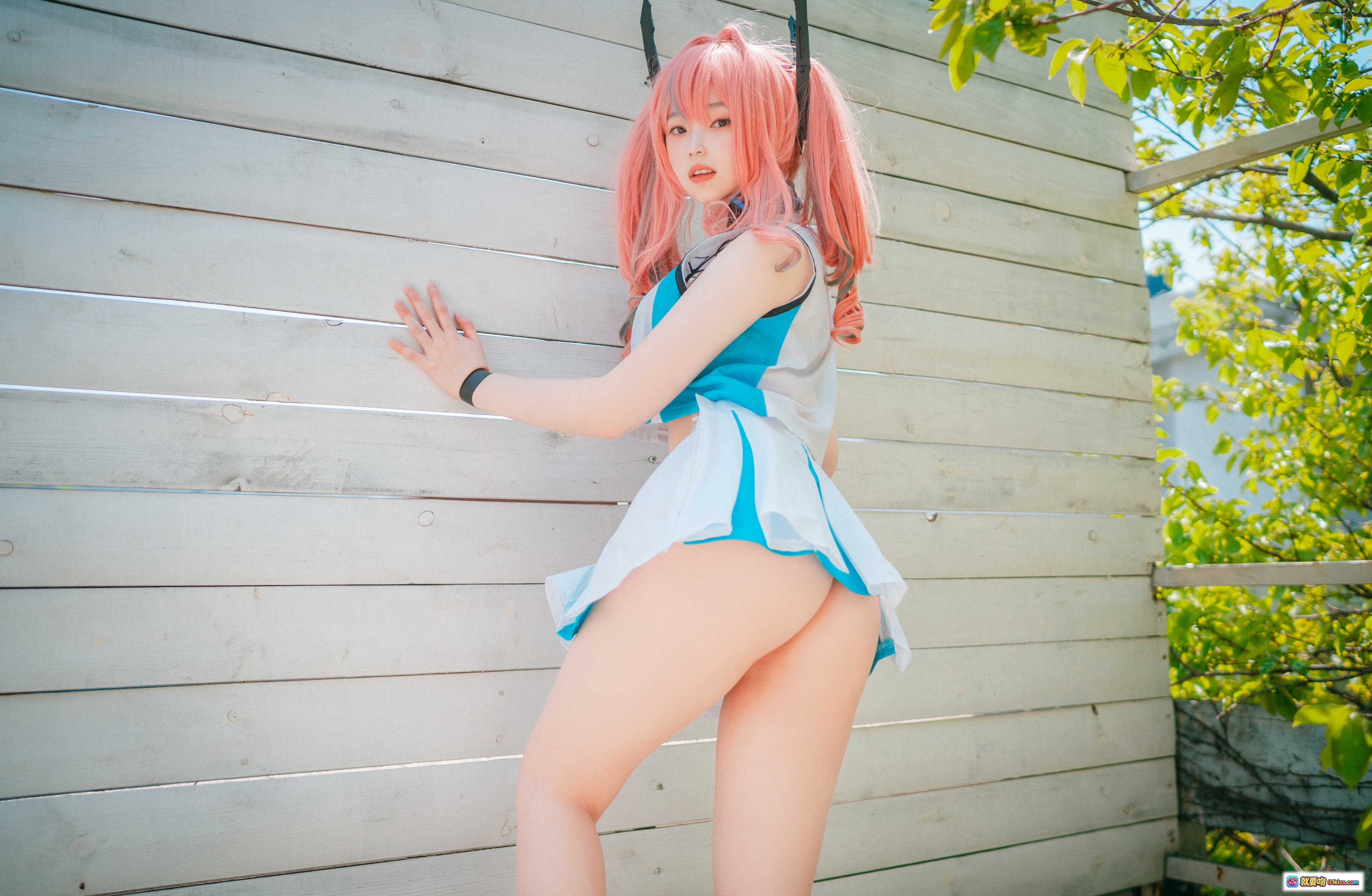 图片[7] - 粉发双马尾cosplay少女户外木墙倚靠写真，蓝白制服+黑色细带比基尼，自然光下清新性感风格 - 就要吻