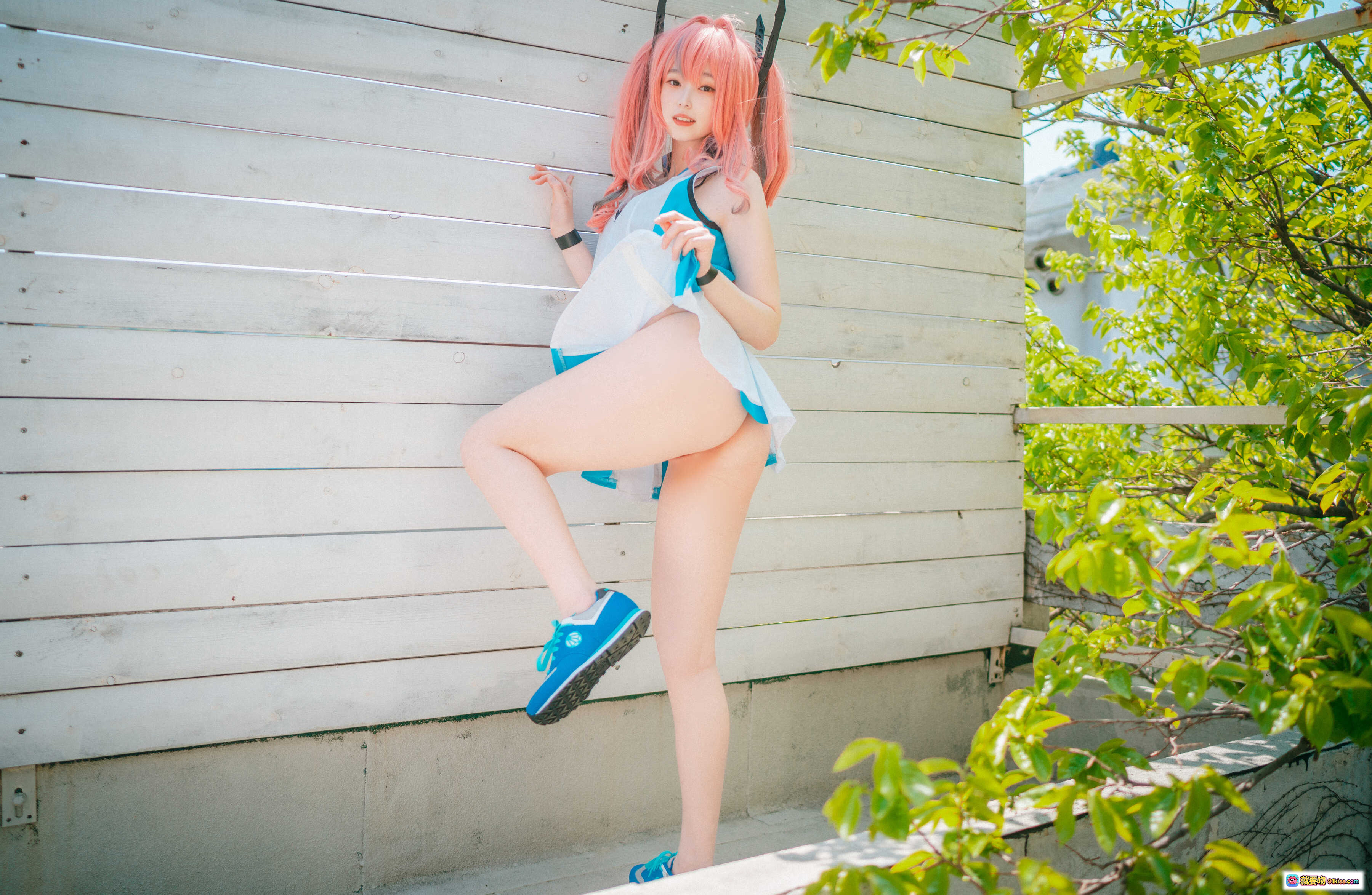 图片[8] - 粉发双马尾cosplay少女户外木墙倚靠写真，蓝白制服+黑色细带比基尼，自然光下清新性感风格 - 就要吻