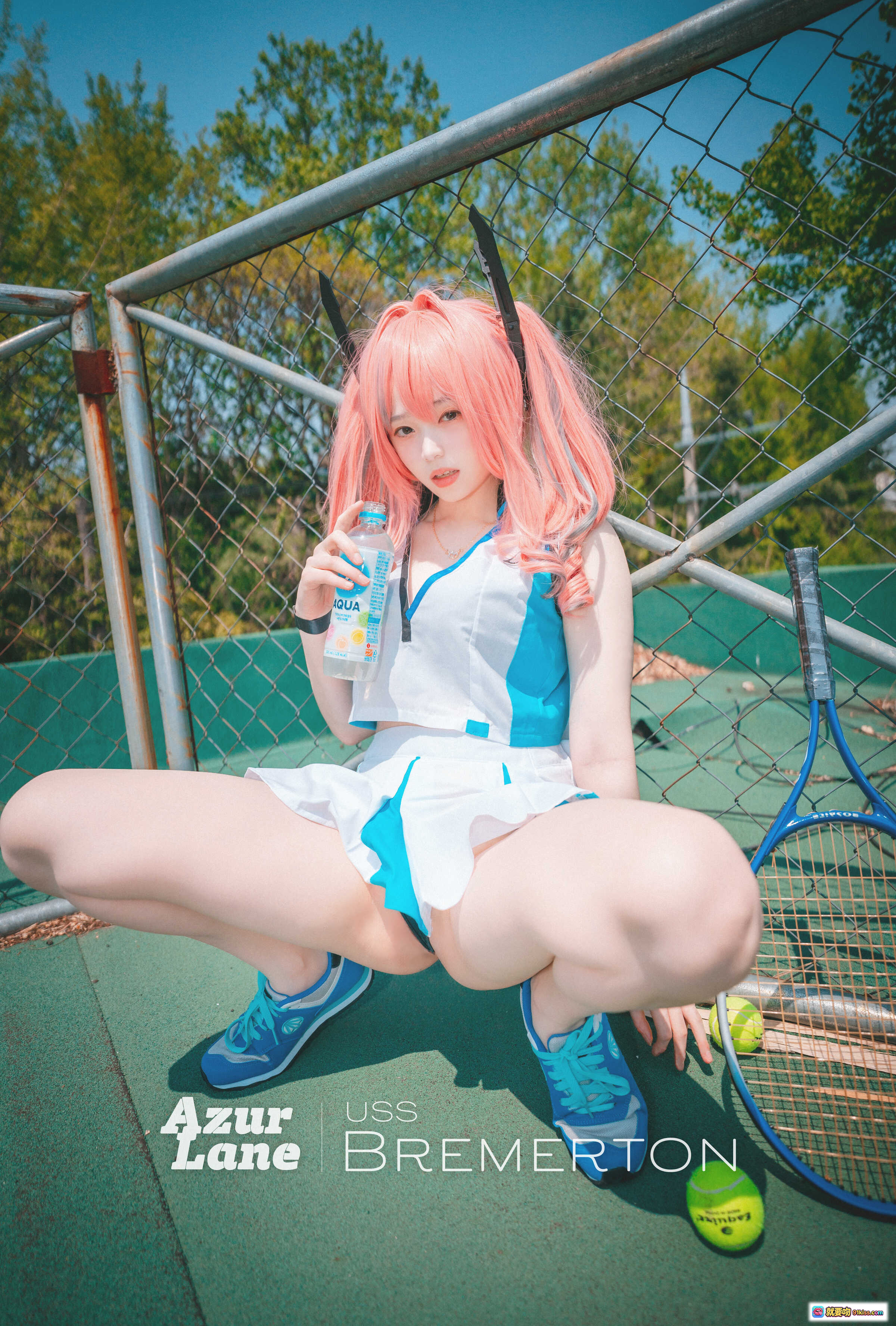图片[9] - 粉发双马尾cosplay少女户外木墙倚靠写真，蓝白制服+黑色细带比基尼，自然光下清新性感风格 - 就要吻