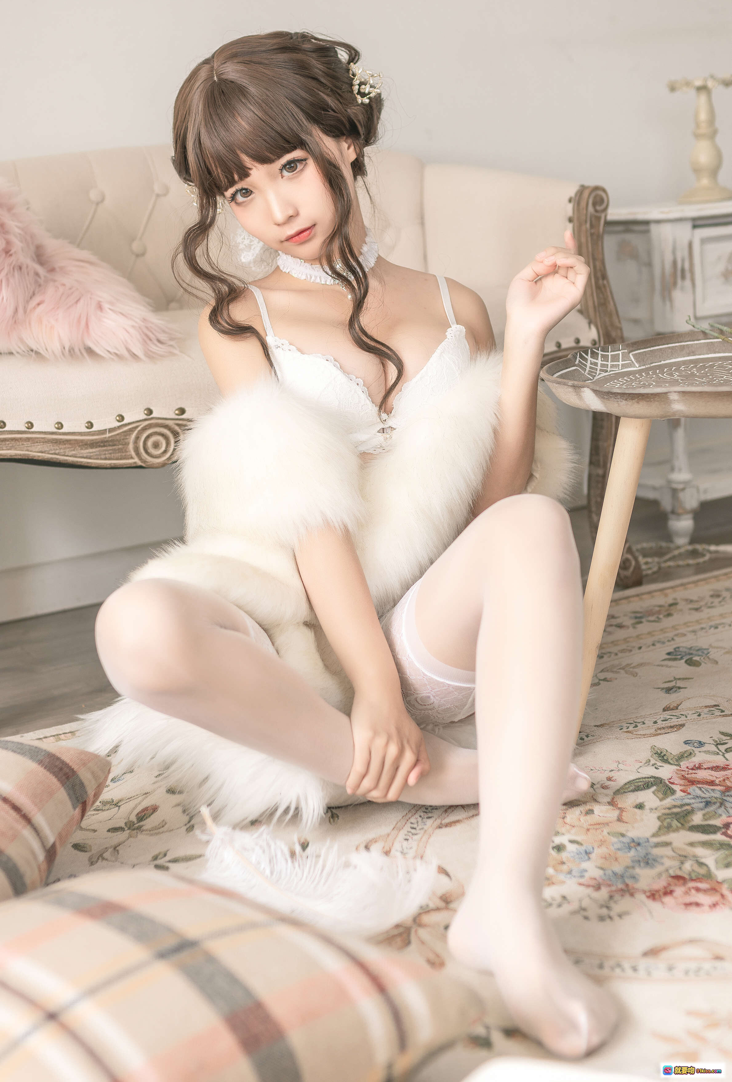 图片[1] - 蠢沫沫NO.076白色毛披肩写真 甜美少女蕾丝内衣 白丝美腿居家私房摄影 40P高清图集 - 就要吻