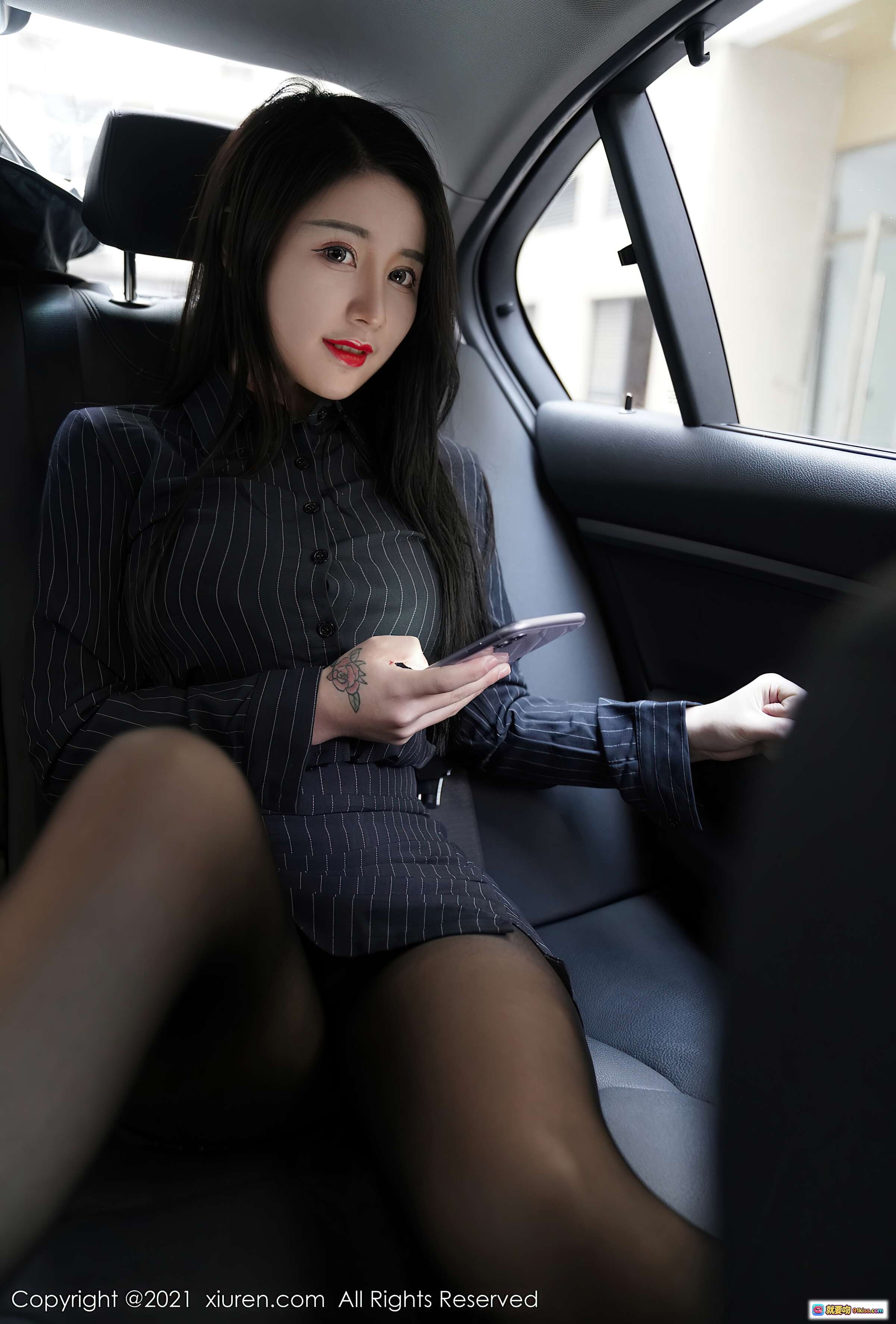 图片[8] - 美七Mia优雅职场风写真｜条纹套装+黑丝高跟+毛绒外套｜秀人网VOL.3111精致美腿诱惑 - 就要吻