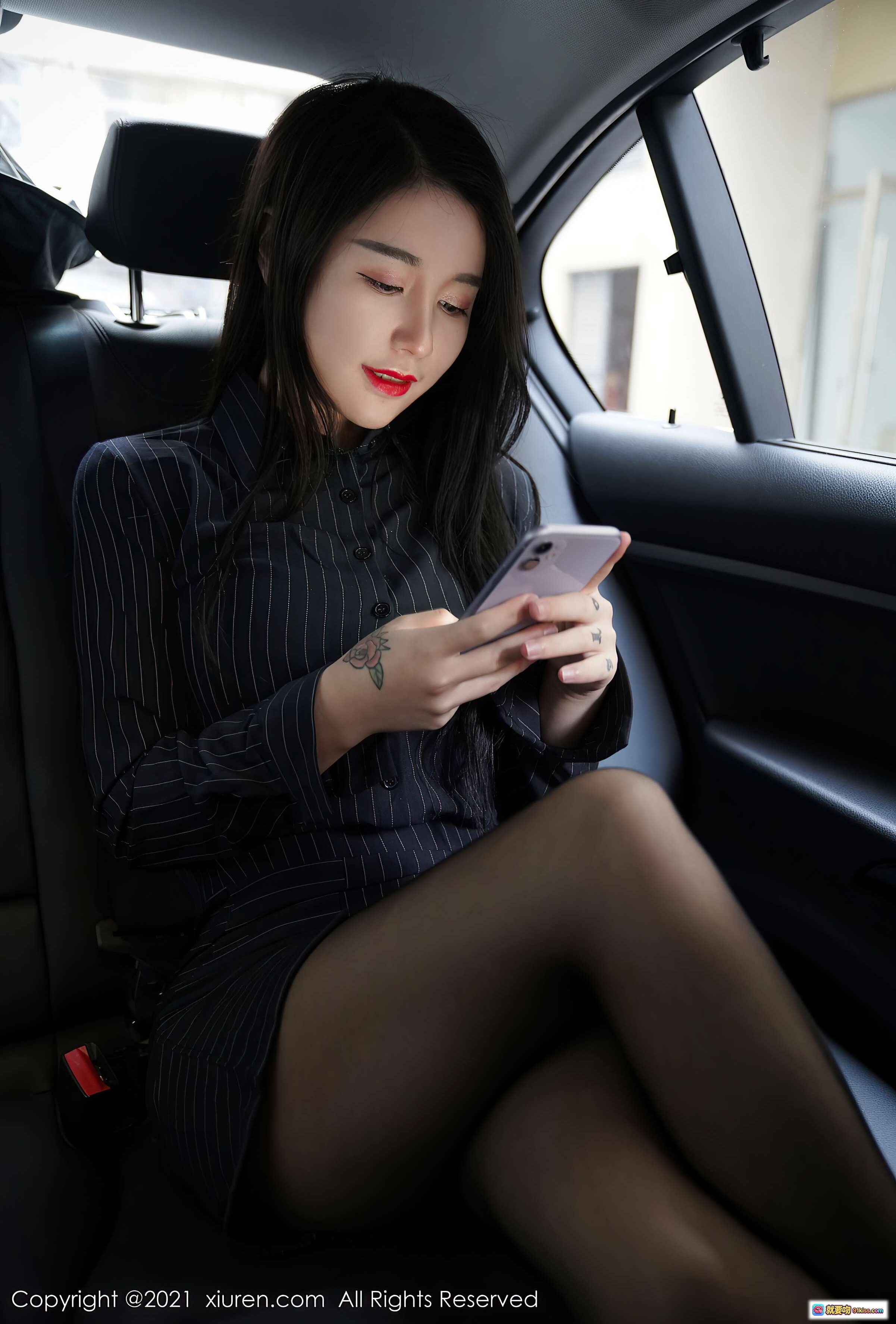 图片[7] - 美七Mia优雅职场风写真｜条纹套装+黑丝高跟+毛绒外套｜秀人网VOL.3111精致美腿诱惑 - 就要吻