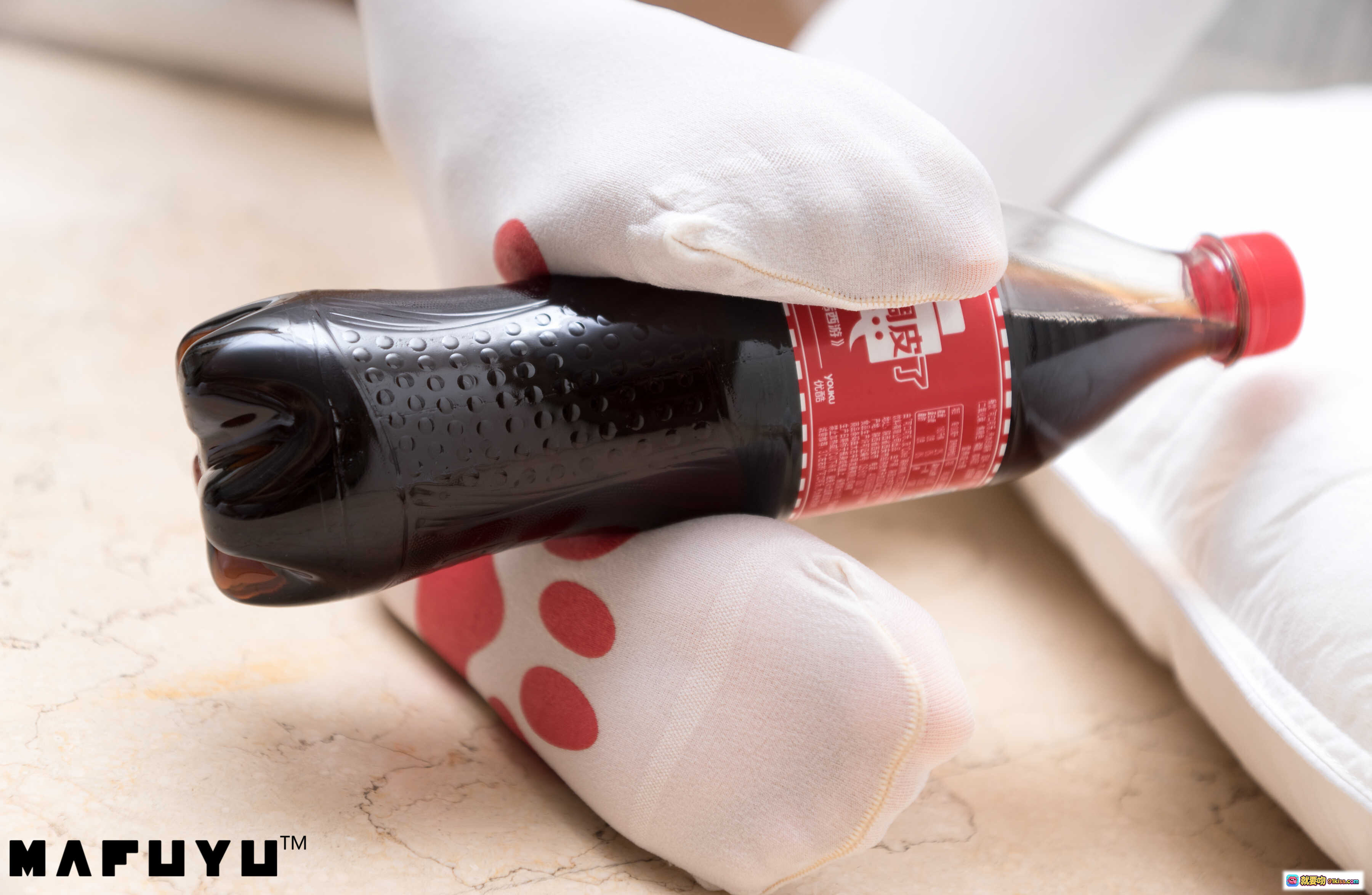 图片[7] - 神楽坂真冬猫爪白丝写真 | Hello Kitty印花丝袜 | 可乐瓶创意摆拍 | MAFUYU™日系甜美风 - 就要吻