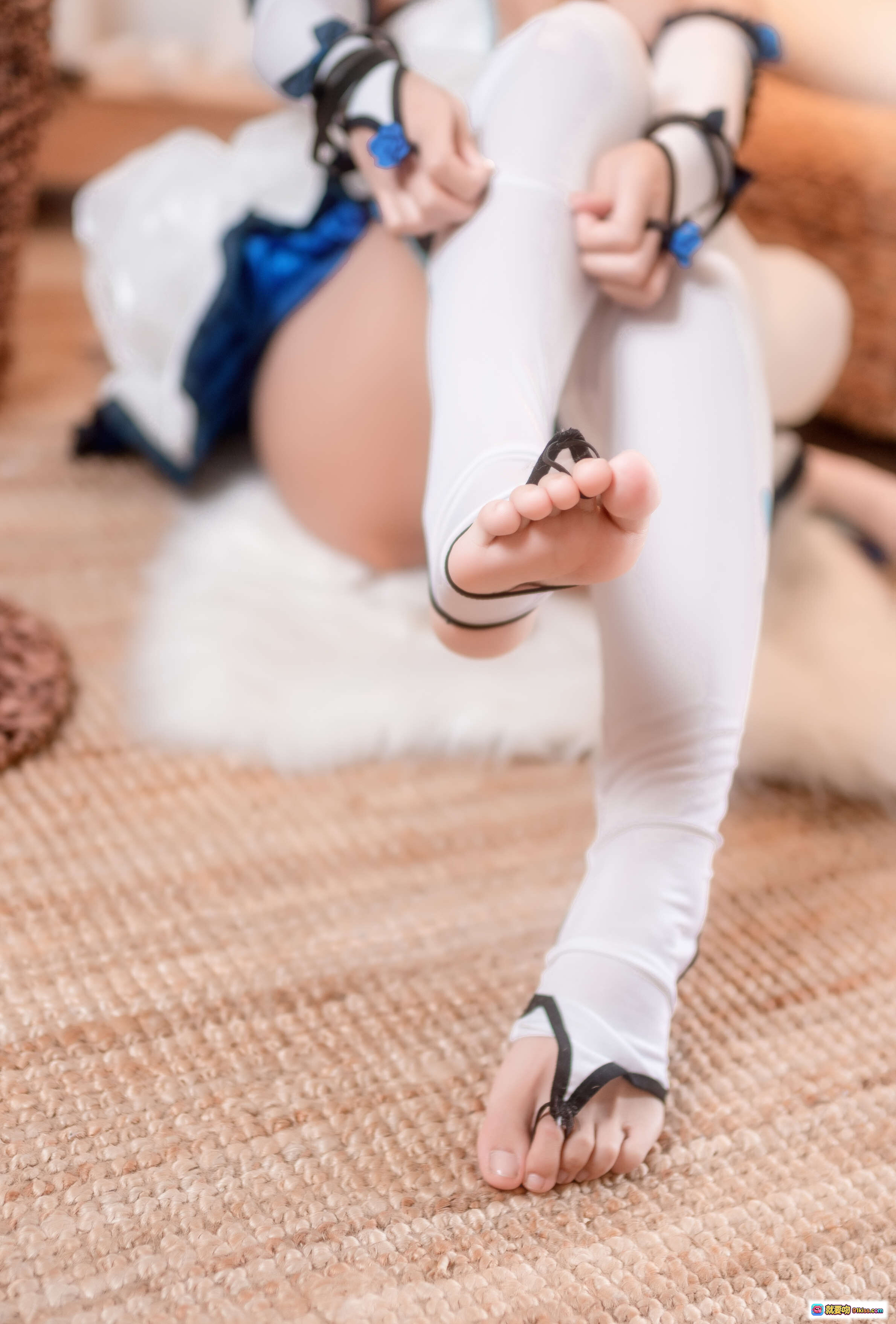 图片[5] - 蠢沫沫NO.084香子兰cos写真 | 白蓝洛丽塔裙装+珍珠链+铃铛颈饰+露肩设计+精致蝴蝶结装饰 - 就要吻