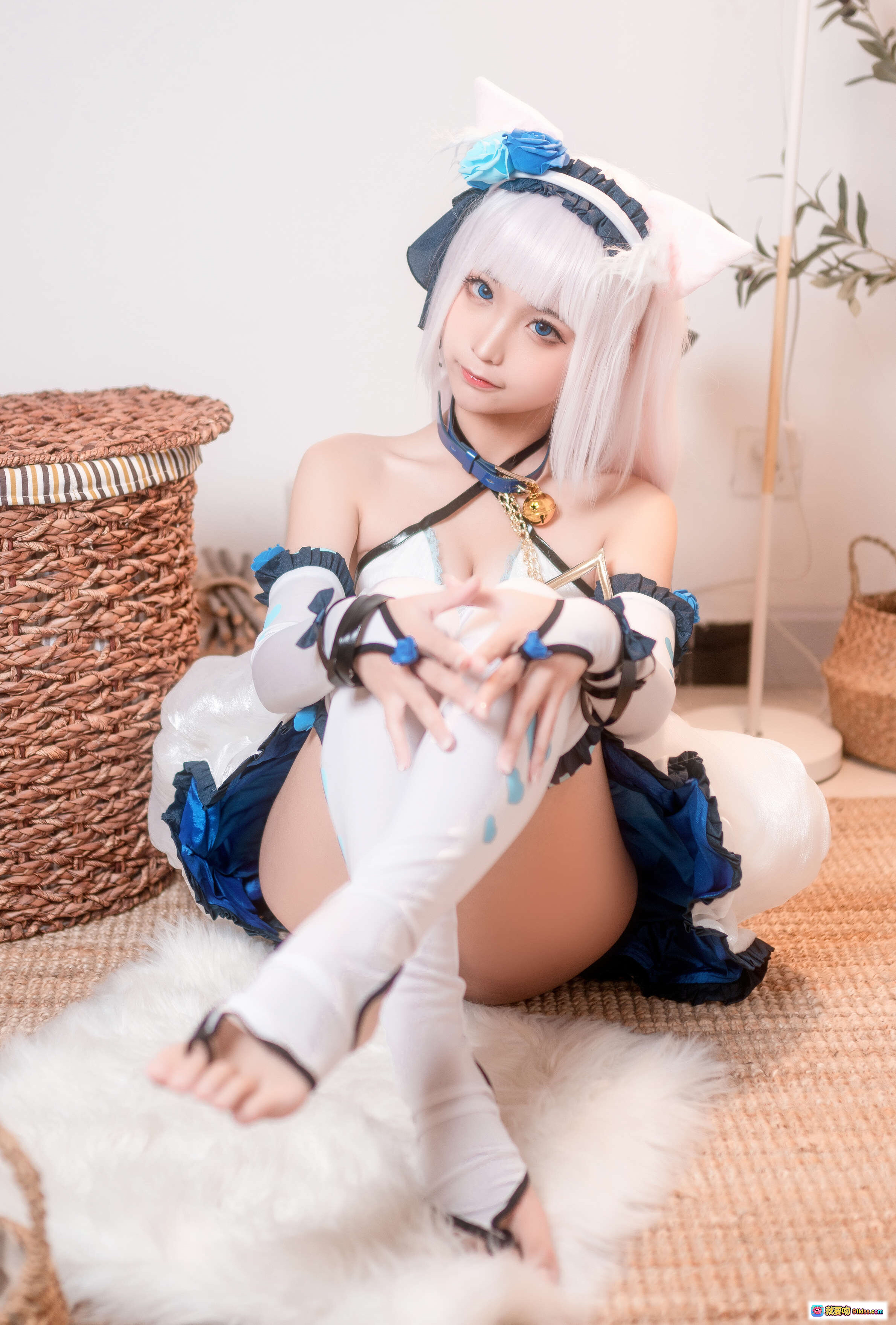 图片[6] - 蠢沫沫NO.084香子兰cos写真 | 白蓝洛丽塔裙装+珍珠链+铃铛颈饰+露肩设计+精致蝴蝶结装饰 - 就要吻