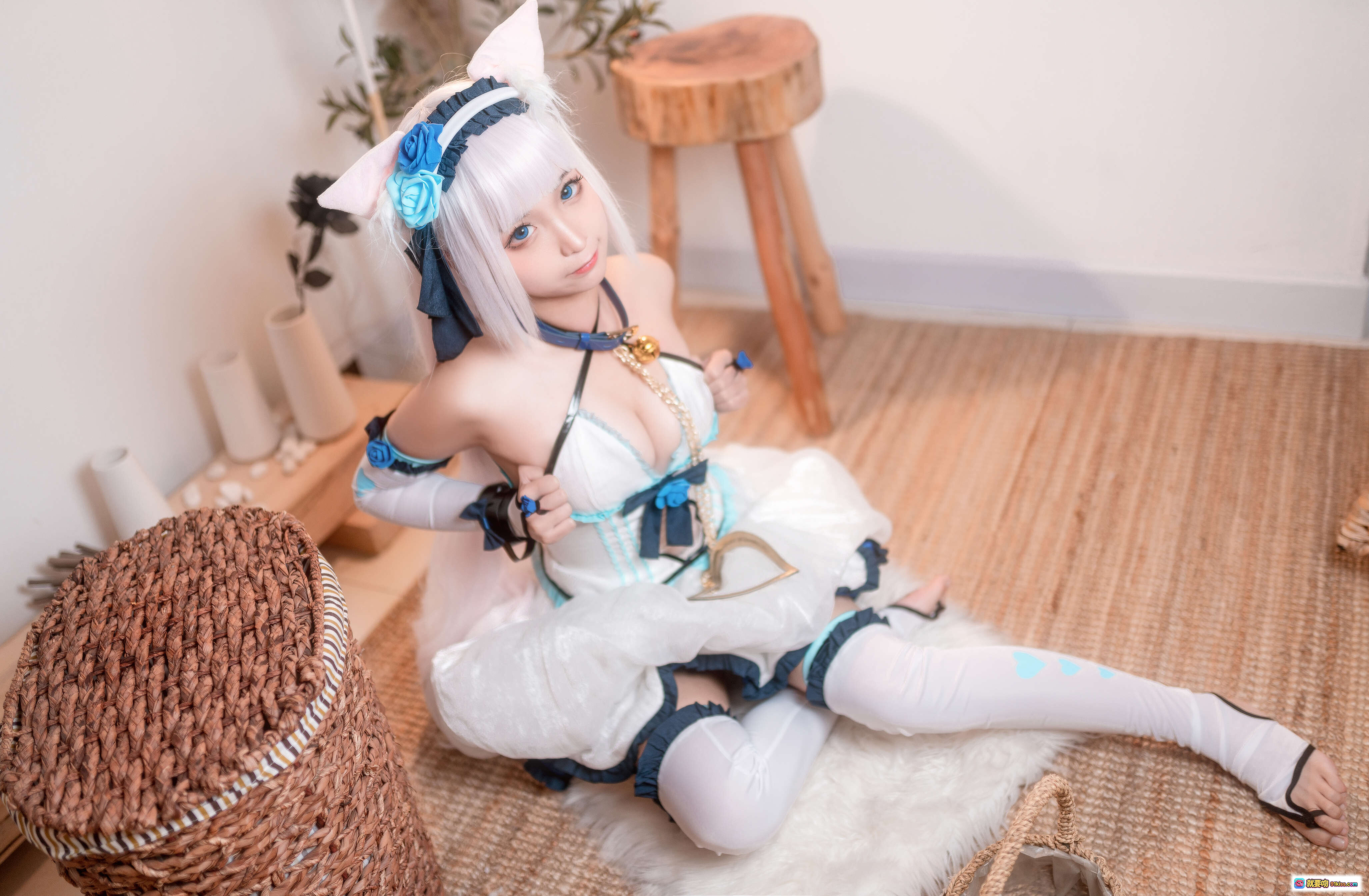 图片[3] - 蠢沫沫NO.084香子兰cos写真 | 白蓝洛丽塔裙装+珍珠链+铃铛颈饰+露肩设计+精致蝴蝶结装饰 - 就要吻